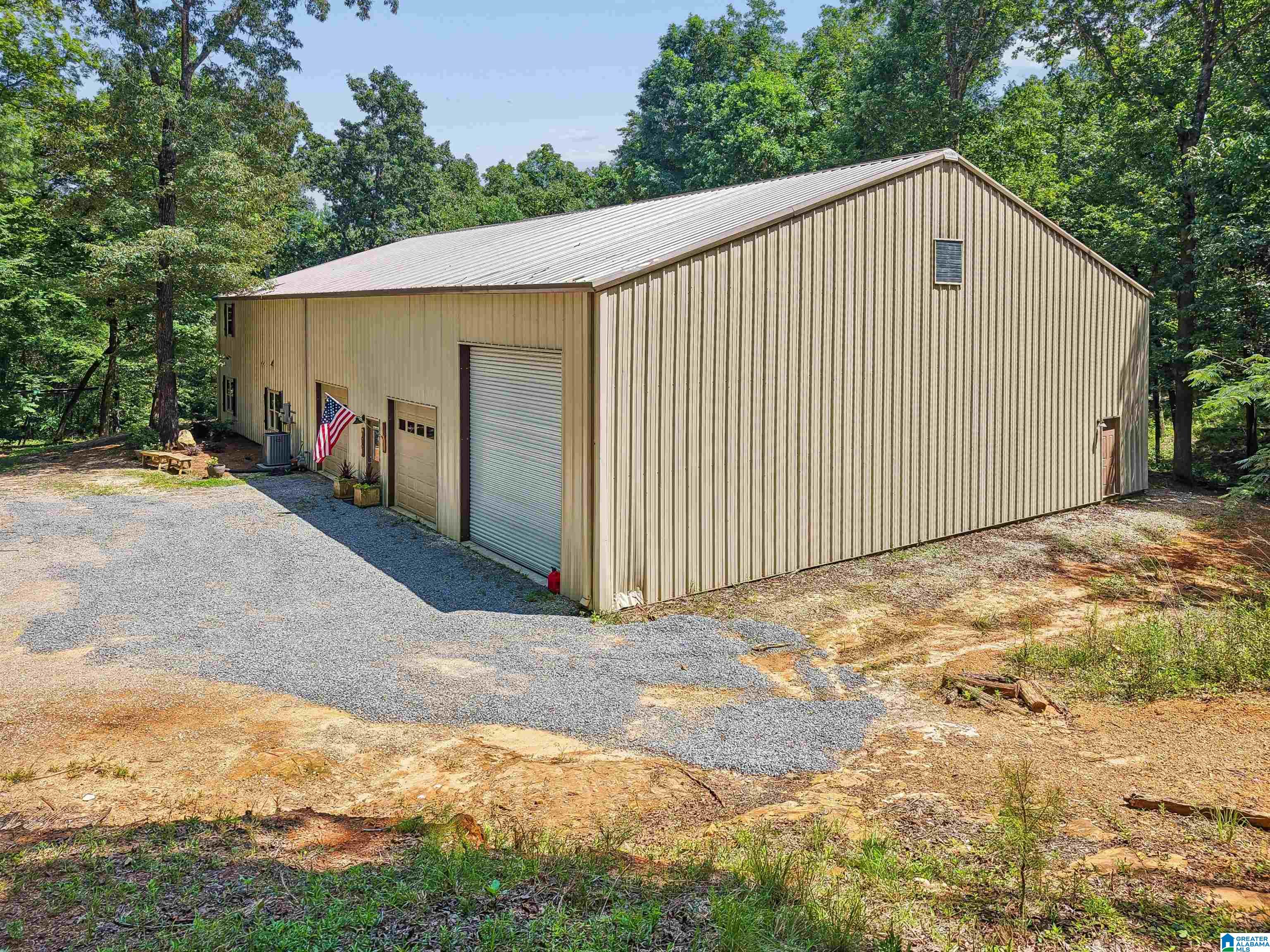 Photo 4 of Sale Pending at 1961 Mountain View Rd, Birmingham, AL 35210 | MLS# 21458464 | Listing updated on 2026-07-21