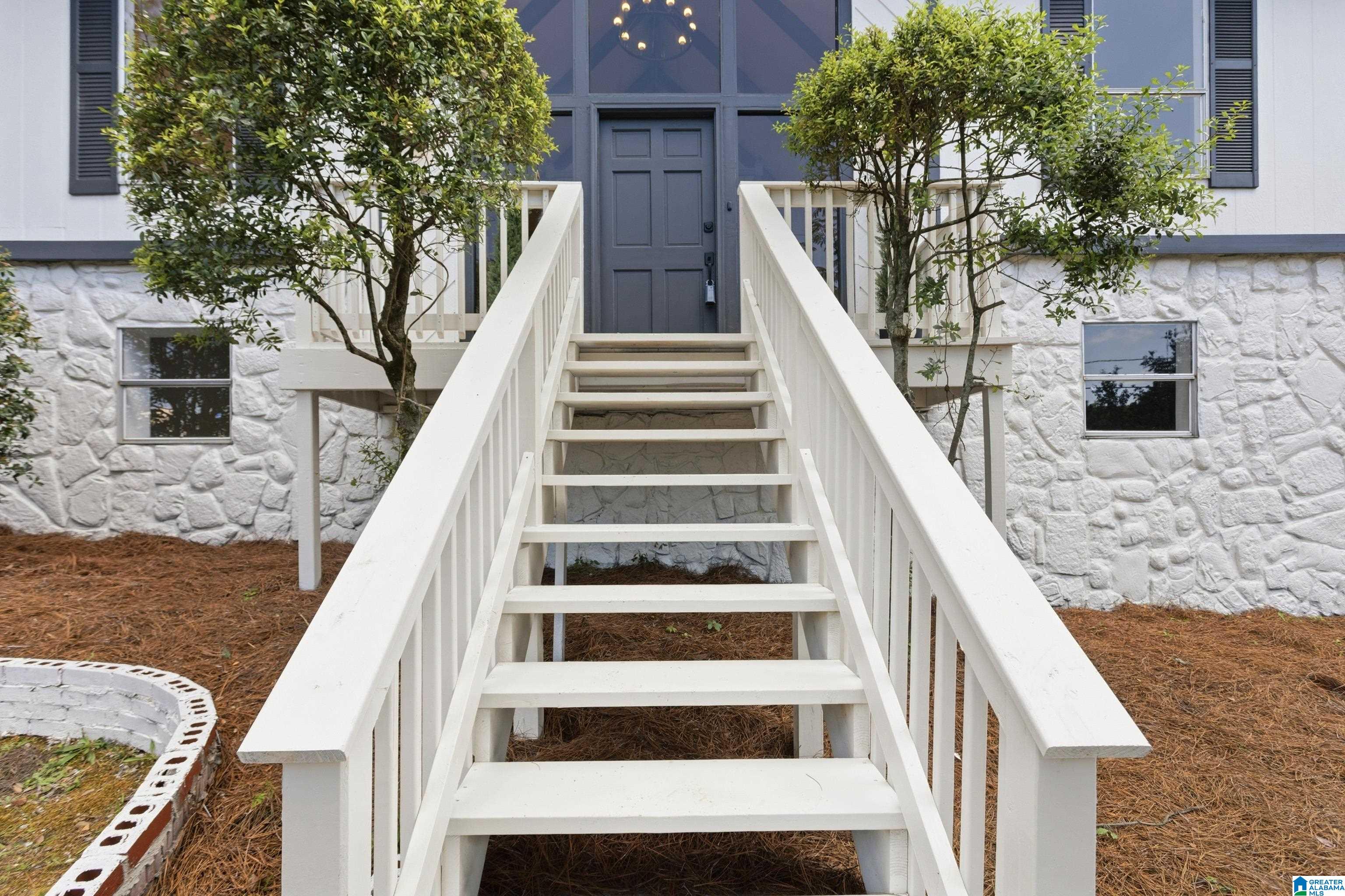 Photo 3 of Sale Pending at 905 23rd Court Nw, Birmingham, AL 35215 | MLS# 21458472 | Listing updated on 2026-07-16