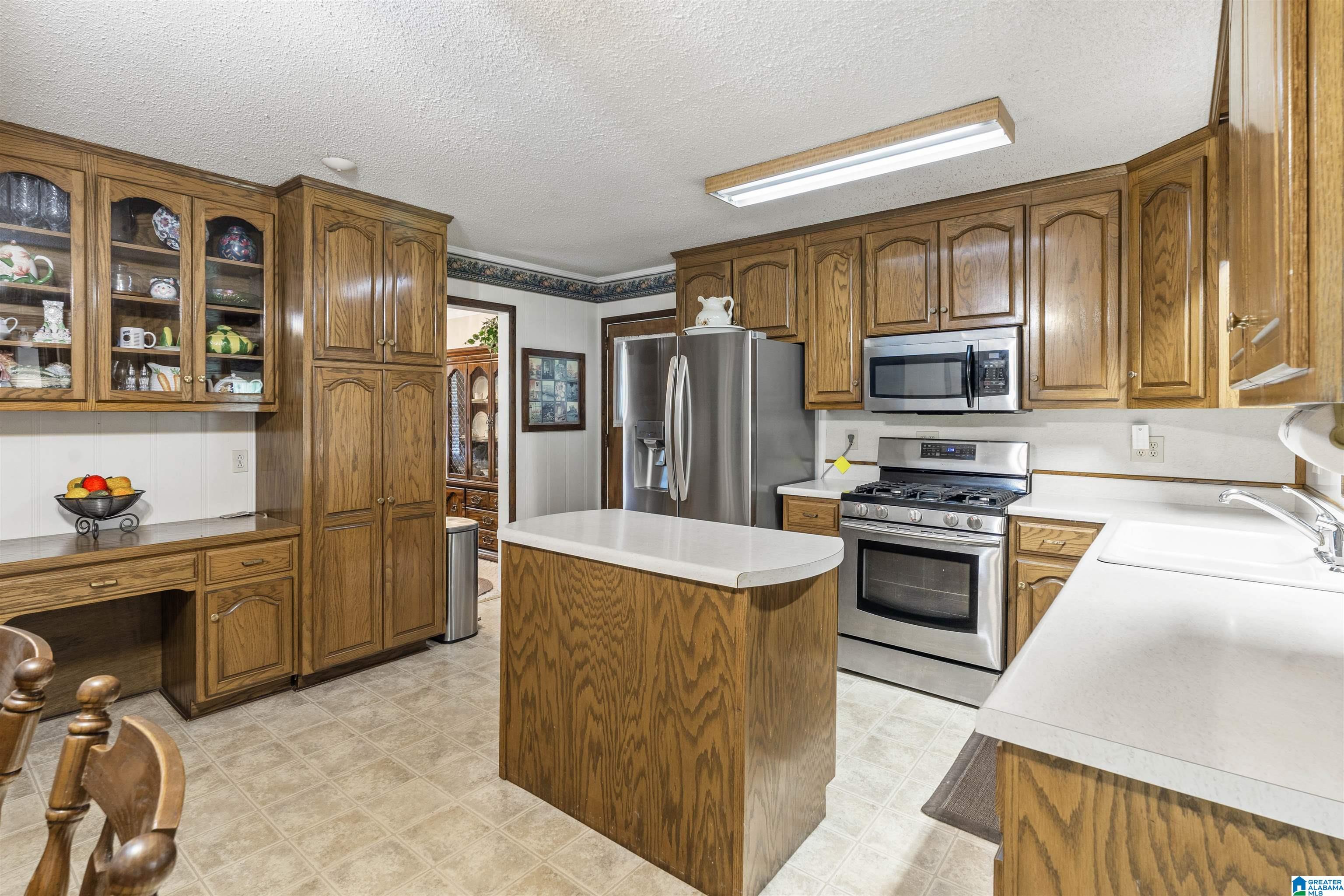 Photo 3 of Sale Pending at 829 Twin Lake Dr Ne, Birmingham, AL 35215 | MLS# 21458609 | Listing updated on 2026-08-21