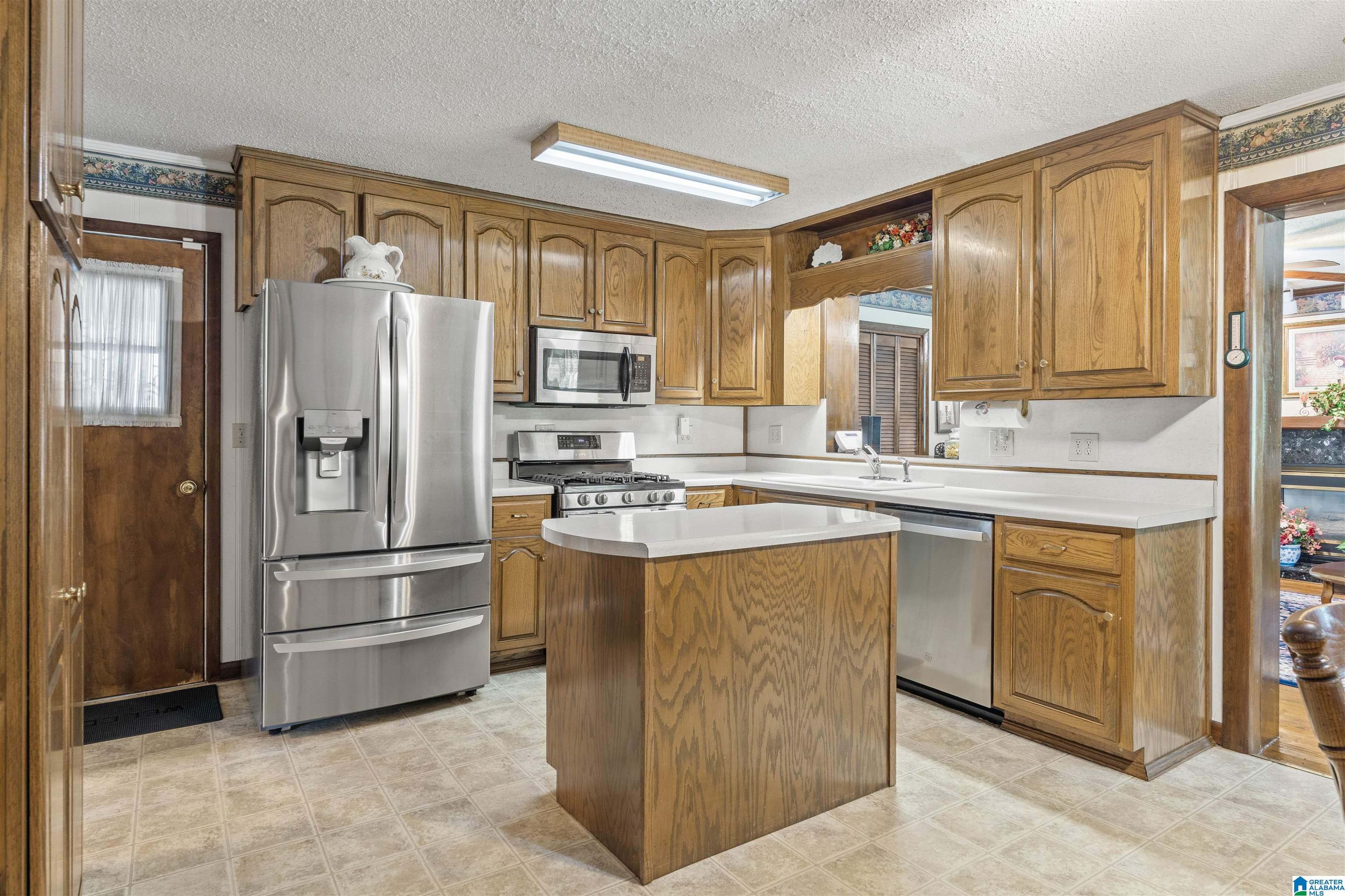 Photo 3 of Sale Pending at 829 Twin Lake Dr NE, Birmingham, AL 35215 | MLS# 21458609 | Listing updated on 2026-08-21