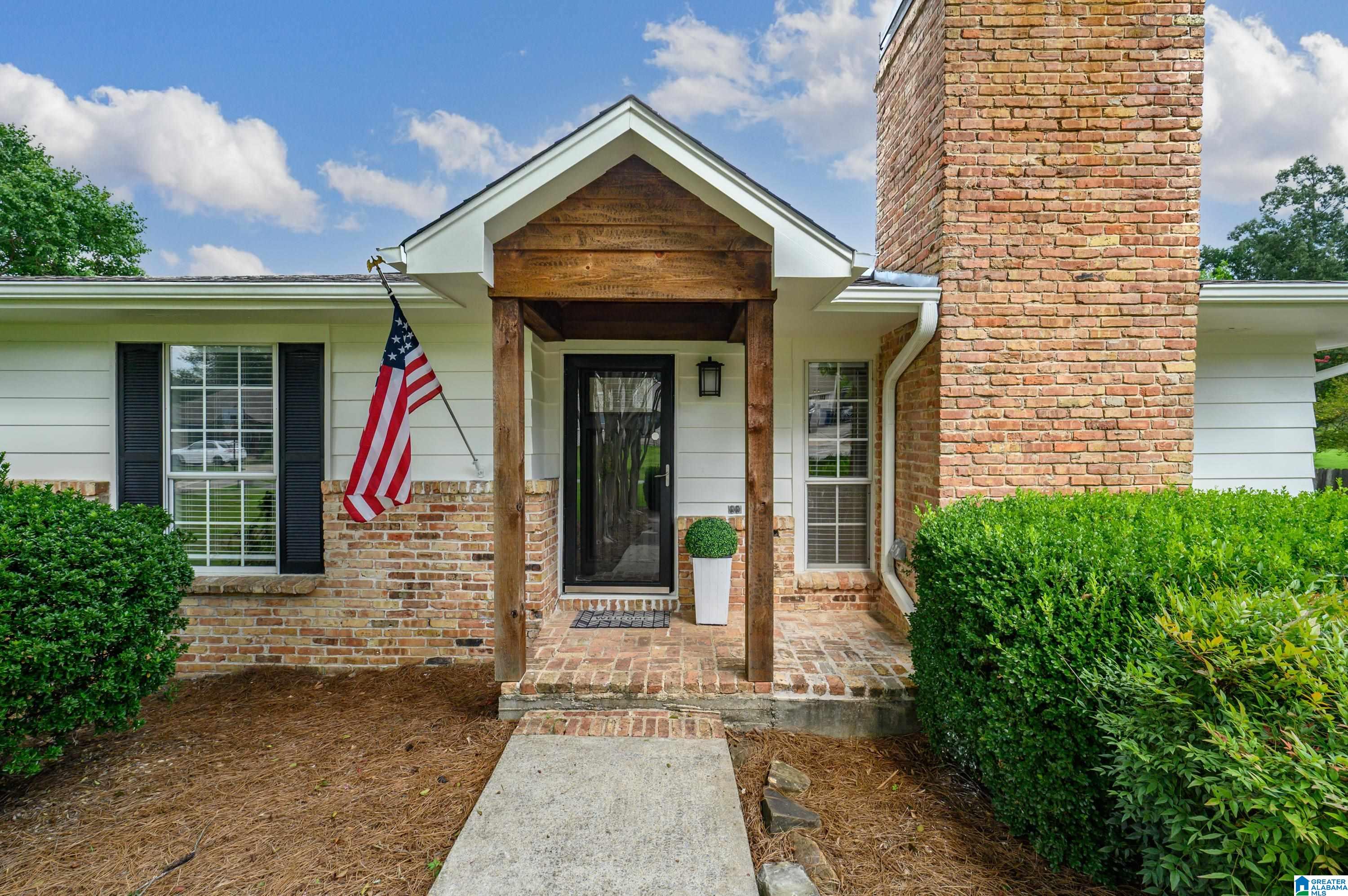 Photo 4 of Sale Pending at 4305 Dolly Ridge Ln, Vestavia, AL 35243 | MLS# 21458779 | Listing updated on 2026-08-18