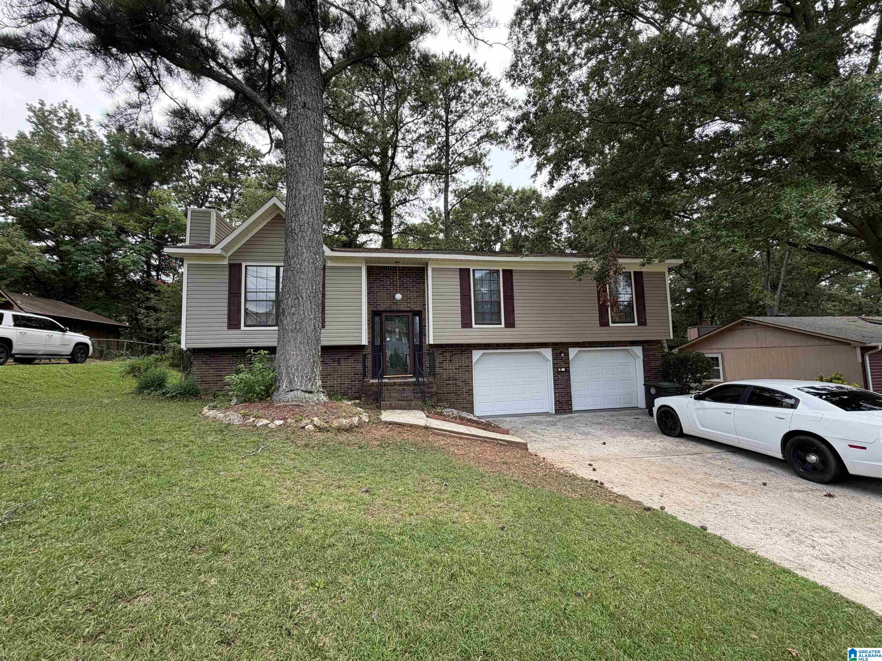 Photo 1 of Single family home for sale at 816 Pine Forest Cir, Birmingham, AL 35235 | MLS# 21458930 | Listing updated on 2026-09-09