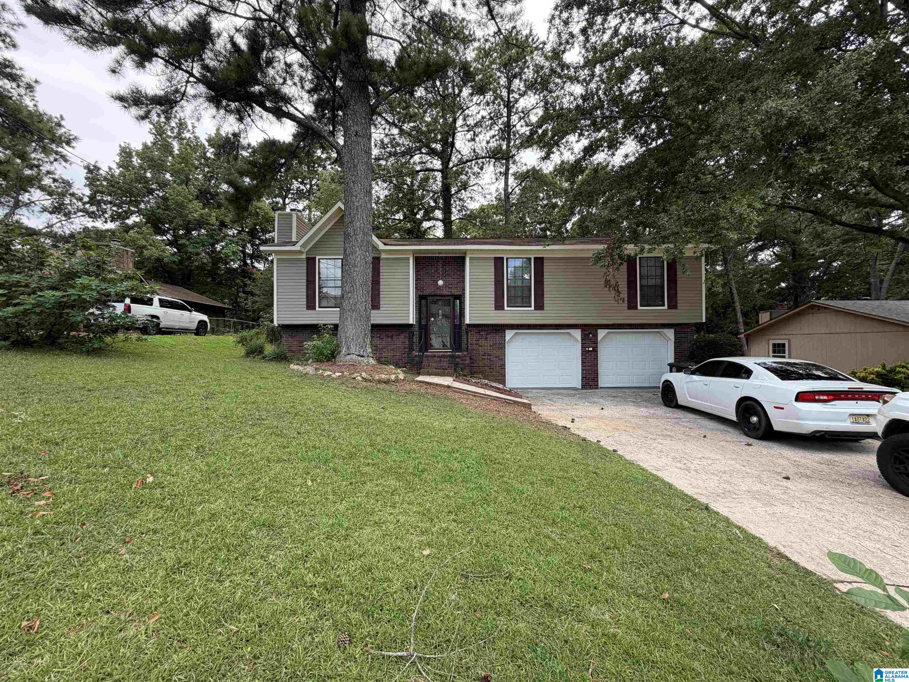 Photo 2 of Single family home for sale at 816 Pine Forest Cir, Birmingham, AL 35235 | MLS# 21458930 | Listing updated on 2026-09-09