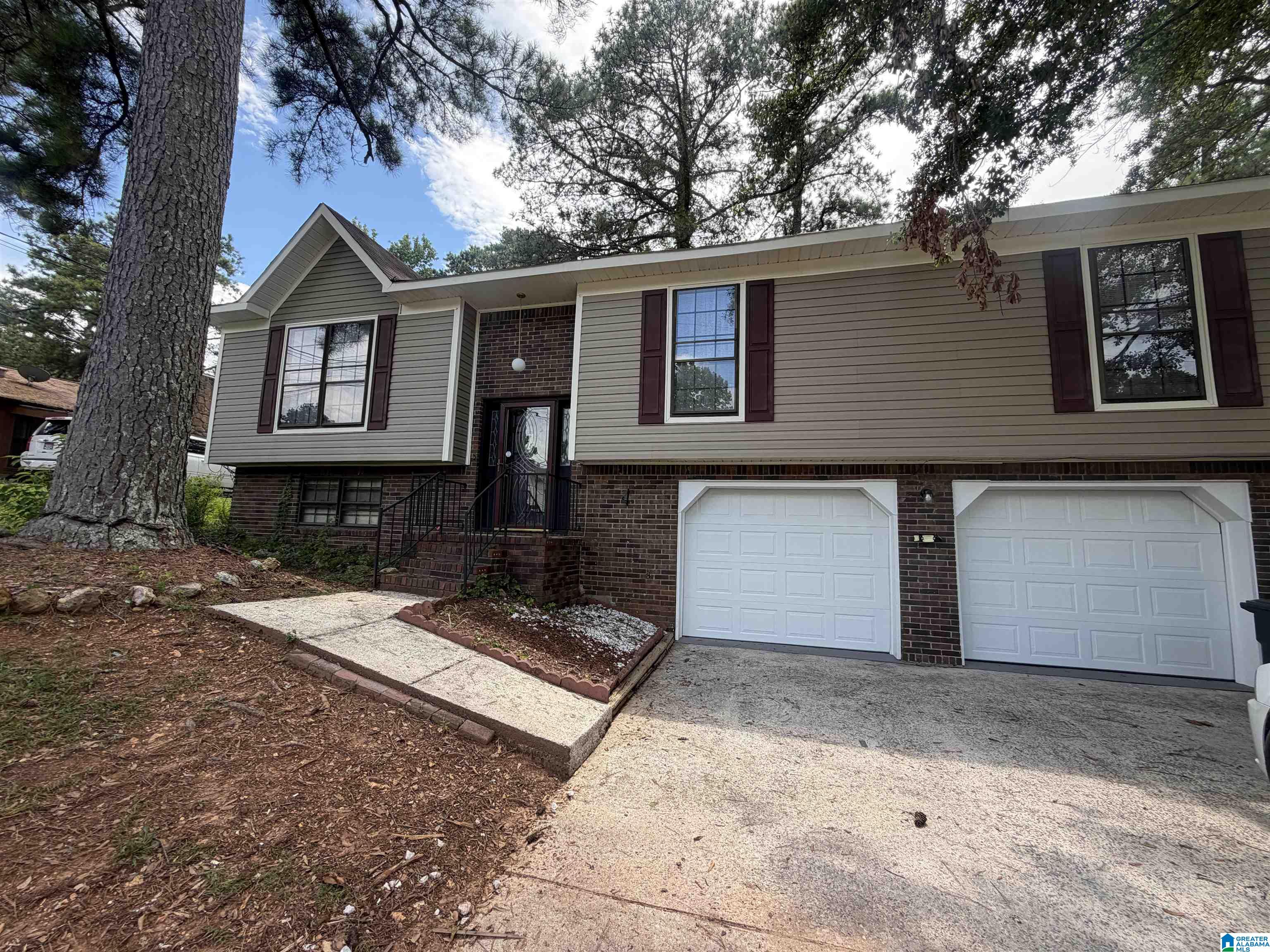 Photo 3 of Single family home for sale at 816 Pine Forest Cir, Birmingham, AL 35235 | MLS# 21458930 | Listing updated on 2026-09-09