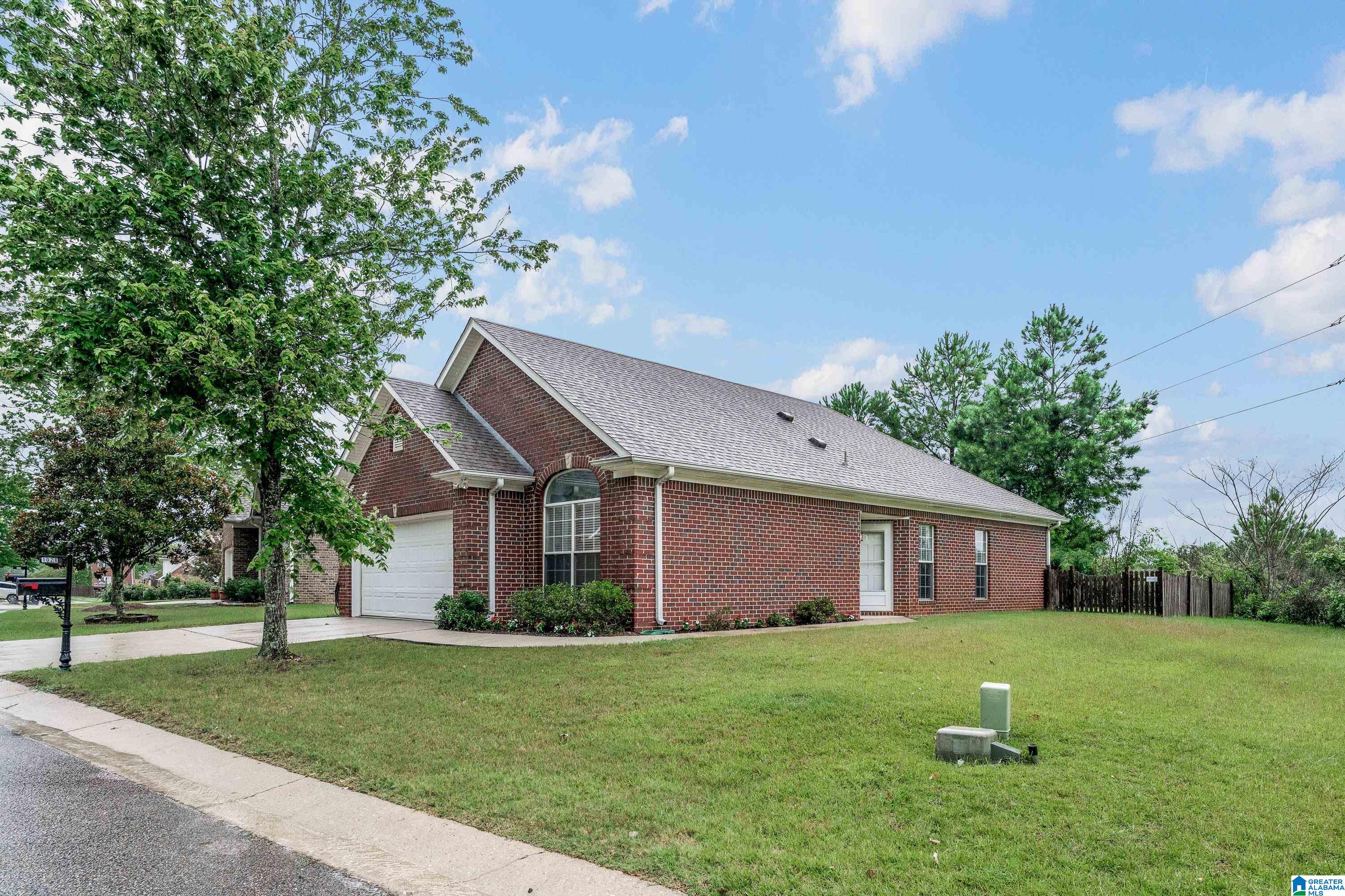 Photo 3 of Sale Pending at 1028 Castlemaine Dr, Birmingham, AL 35226 | MLS# 21458956 | Listing updated on 2026-09-01