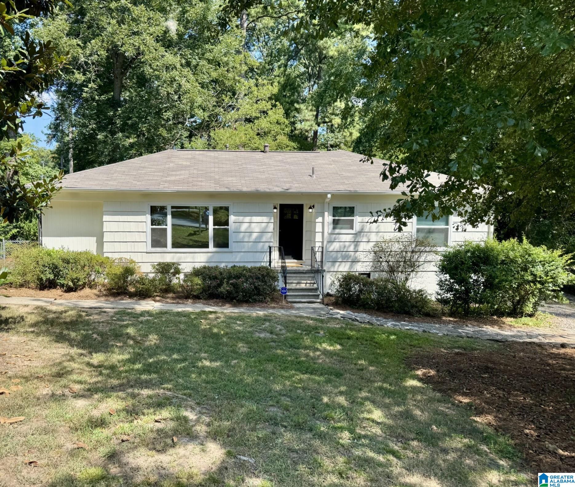 Photo 3 of Sale Pending at 2101 Audubon Cir, Hoover, AL 35226 | MLS# 21459027 | Listing updated on 2026-09-08