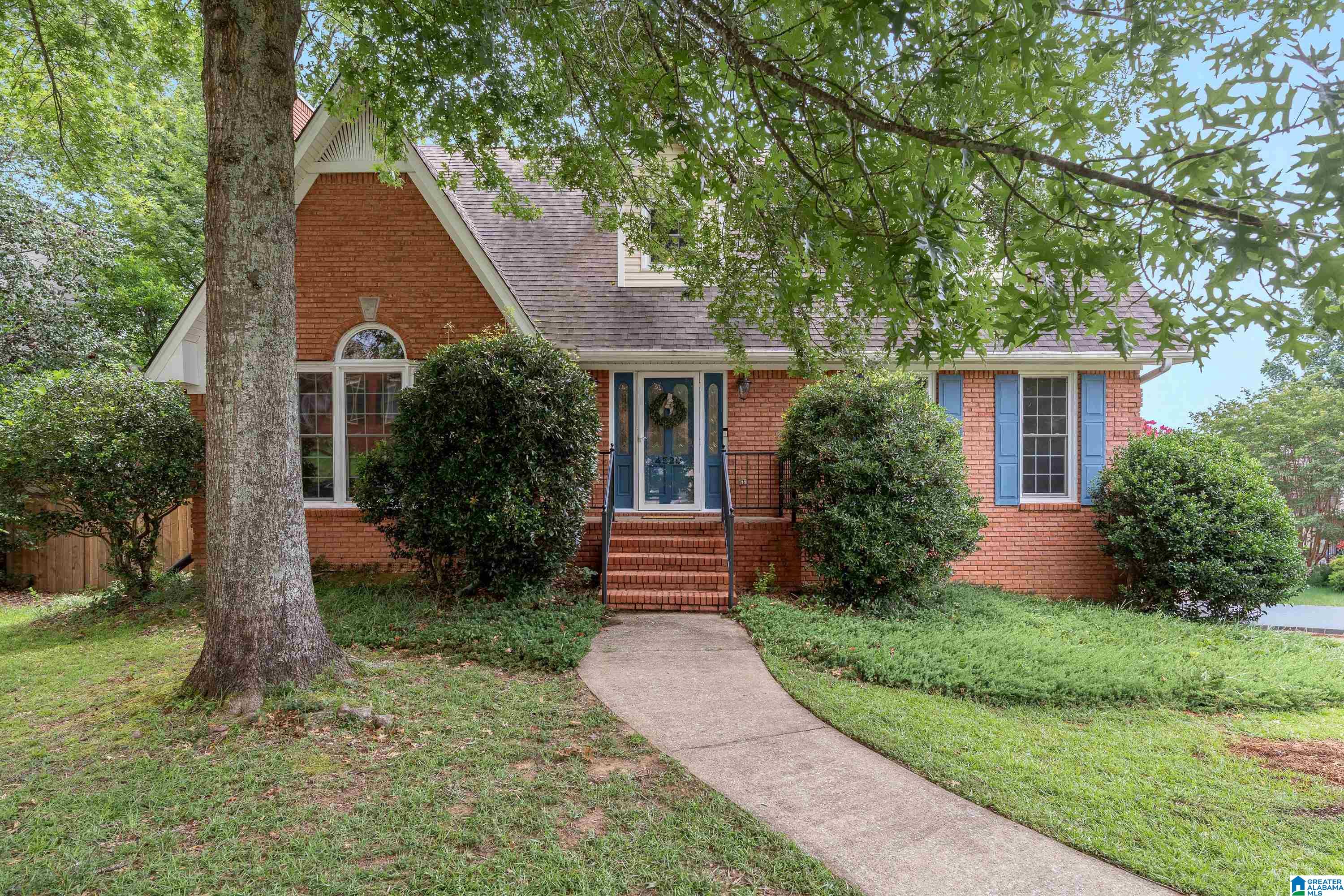 Photo 1 of Sale Pending at 4520 Highland Crst Cir, Hoover, AL 35226 | MLS# 21459263 | Listing updated on 2026-09-10