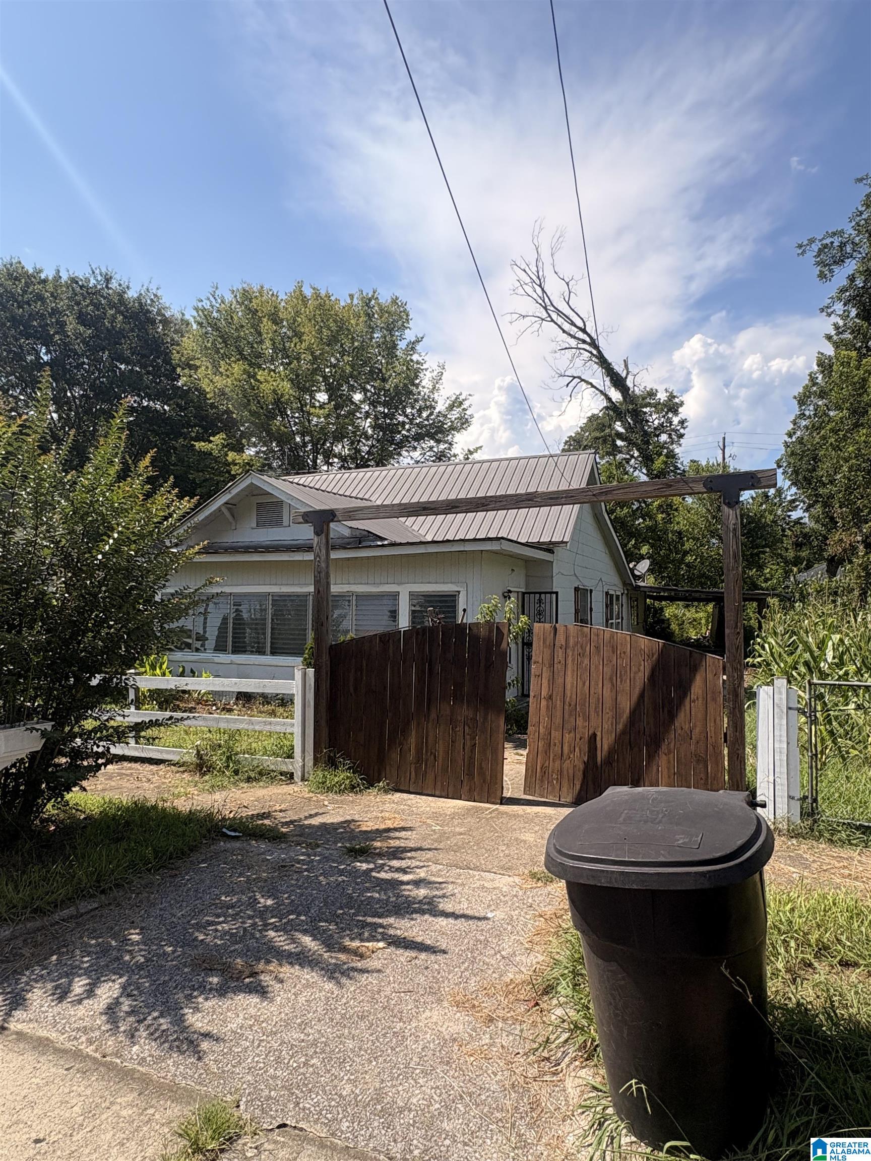 1st image of 1529 4th Avenue, Gadsden, AL 35901 | MLS# 21459543