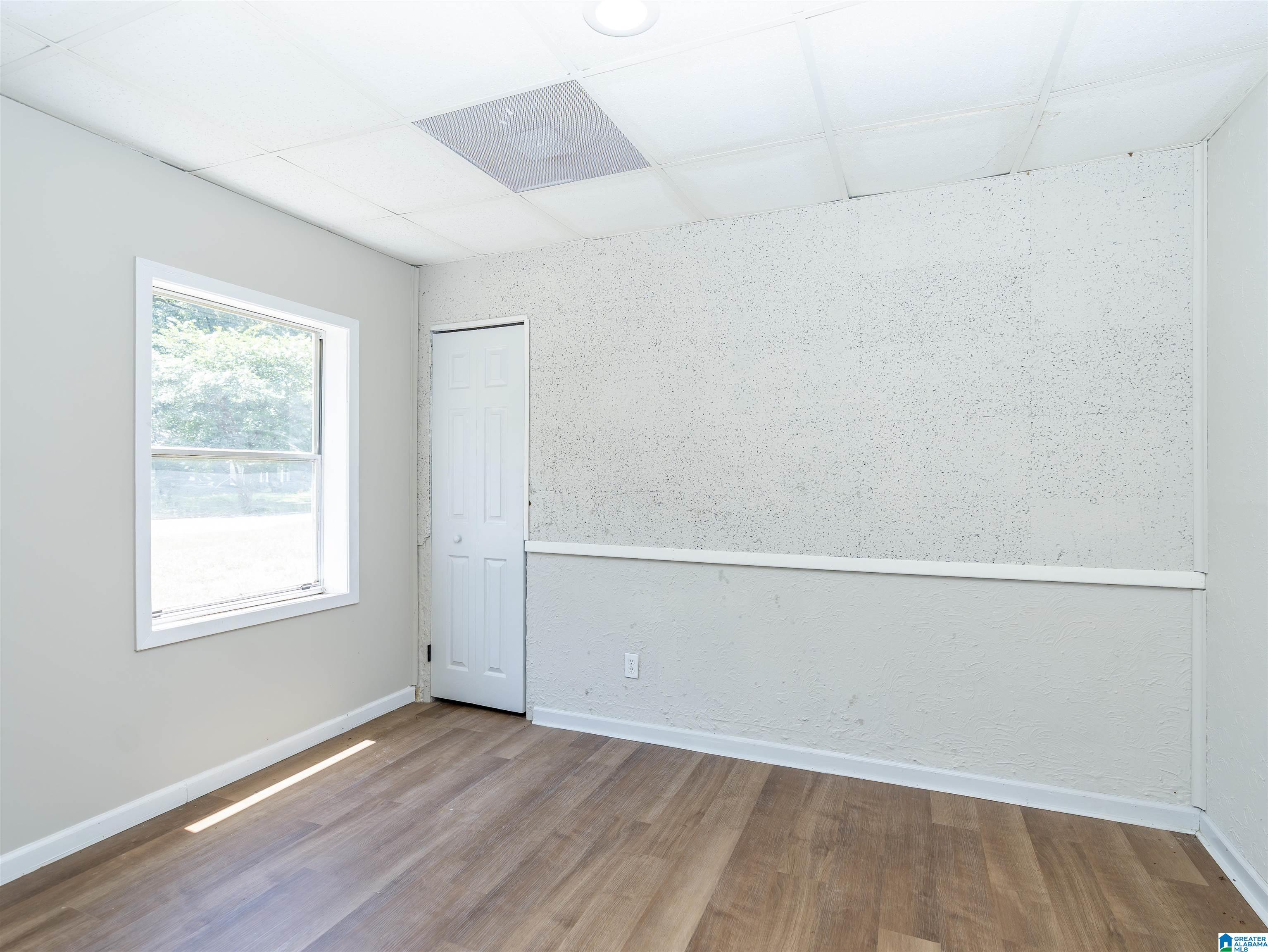 Photo 3 of Sale Pending at 1860 Woodland Ave Sw, Birmingham, AL 35211 | MLS# 21460448 | Listing updated on 2026-09-05