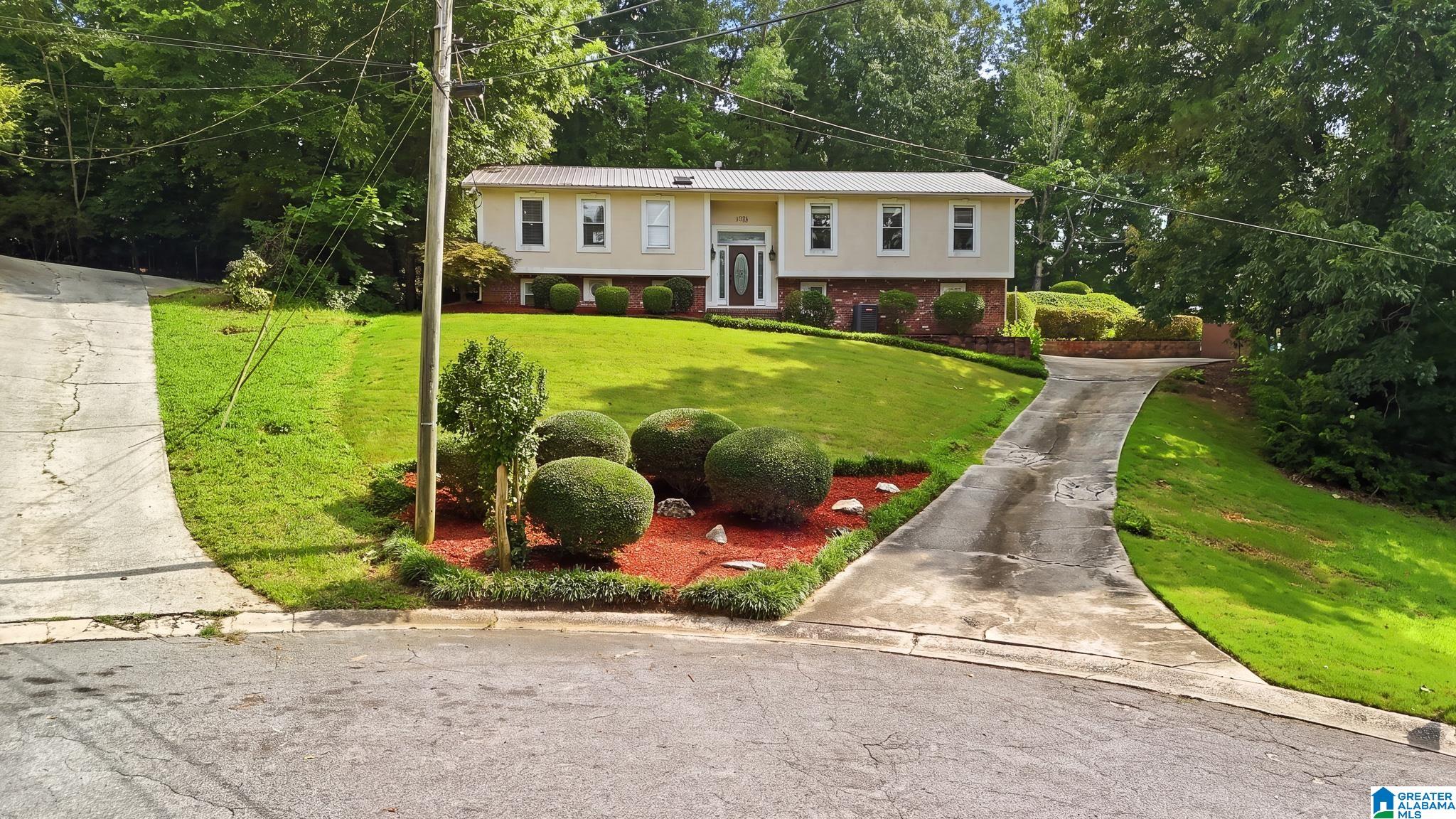 2nd image of 1700 Woodview Circle, Pelham, AL 35124 | MLS# 21460605