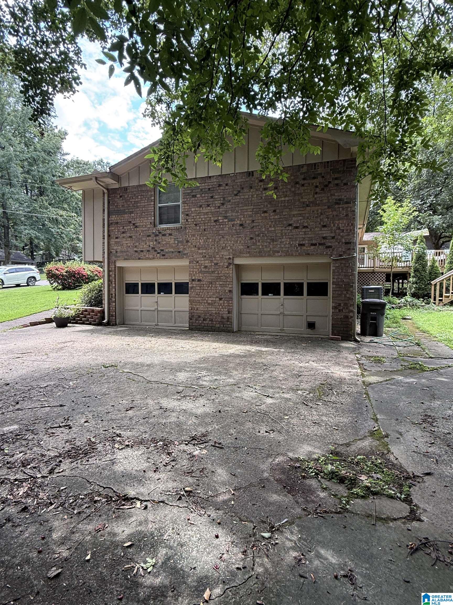Photo 3 of Sale Pending at 204 Laurel Dr, Gardendale, AL 35071 | MLS# 21461255 | Listing updated on 2026-09-15