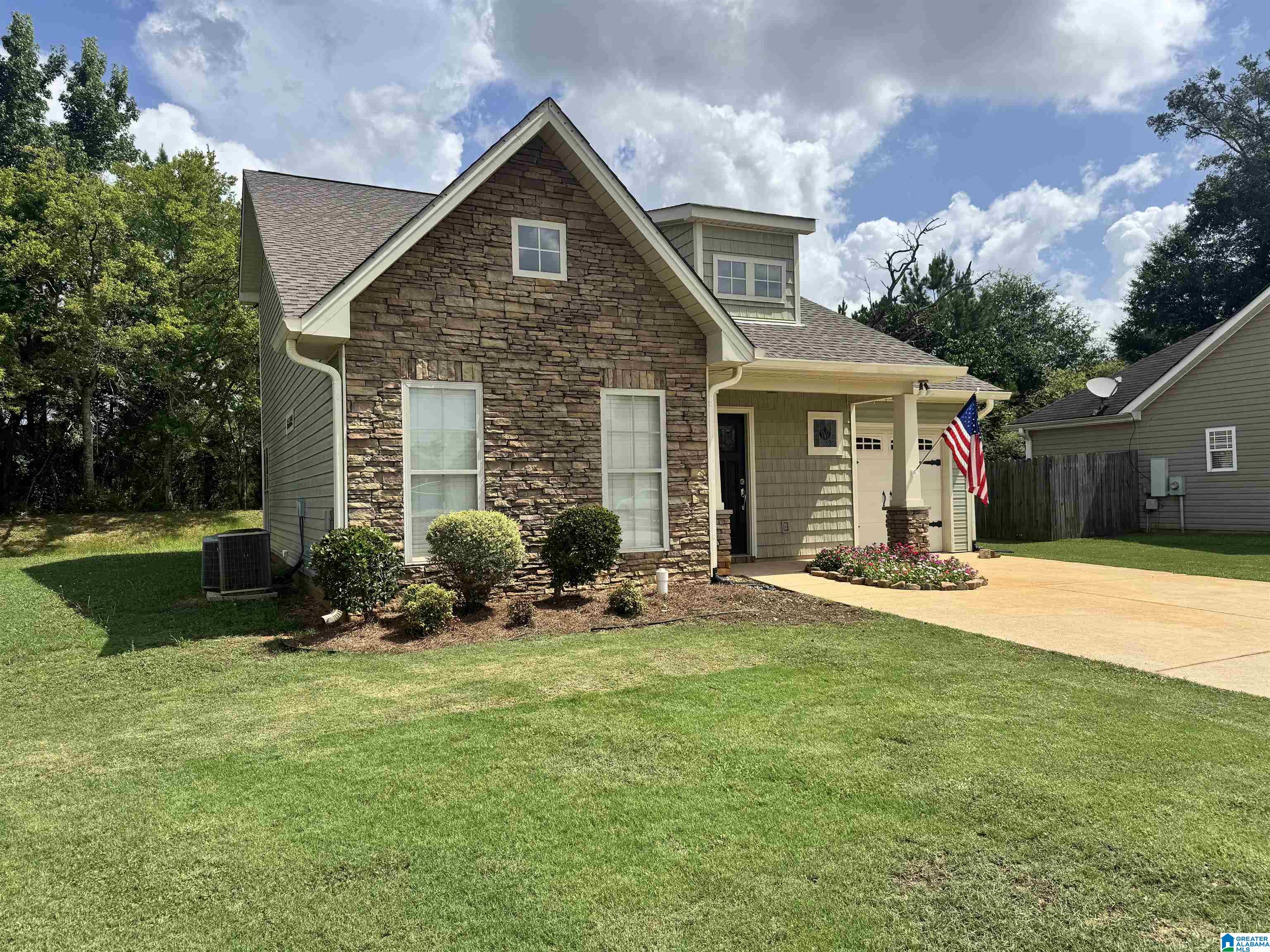 Photo 2 of Single Family Residence at 100 Whitestone Trl, Calera, AL 35040 | MLS# 21461506 |  | Sold on 2026-09-10