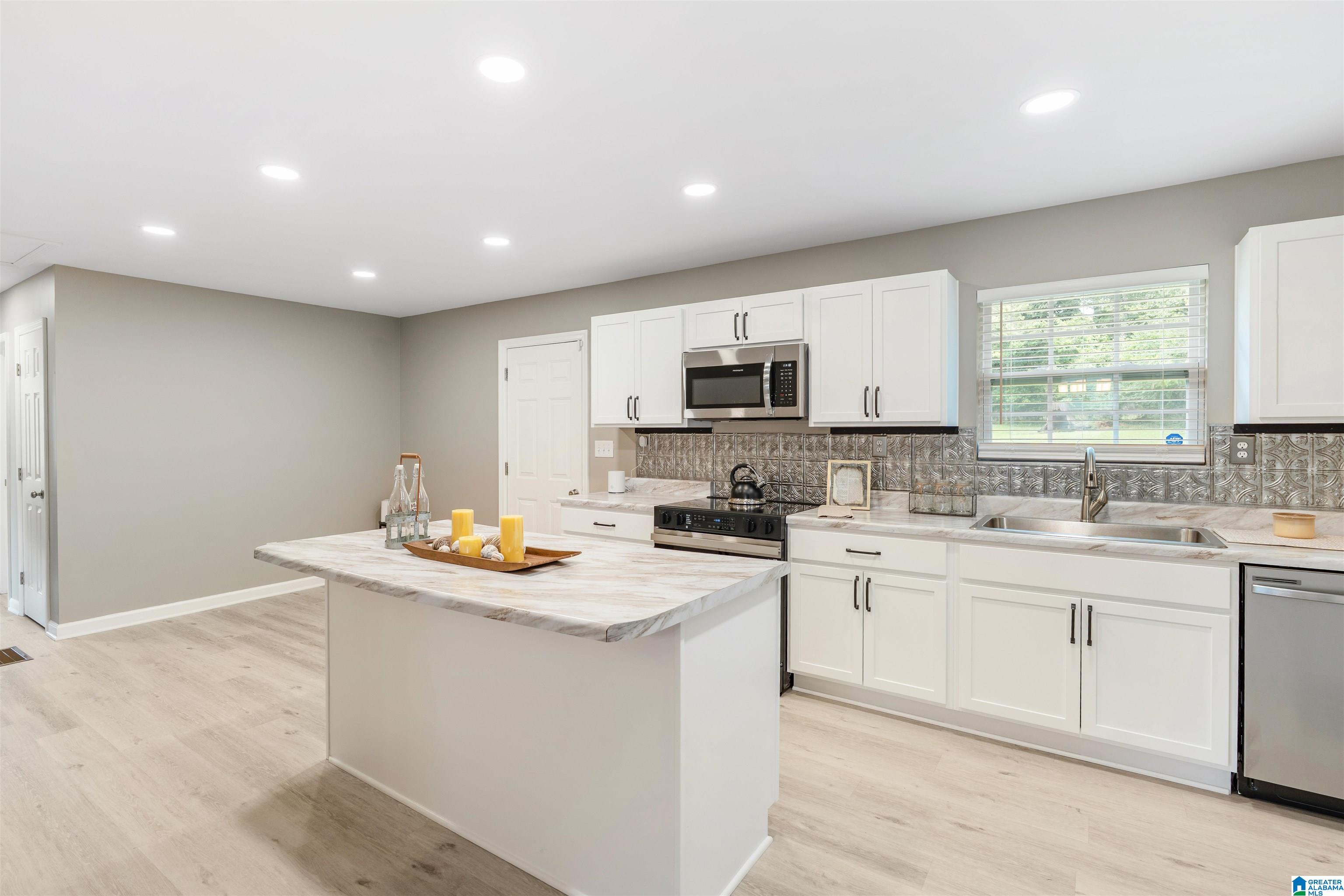 Photo 2 of Sale Pending at 560 Camellia Rd, Birmingham, AL 35215 | MLS# 21461675 | Listing updated on 2026-09-09