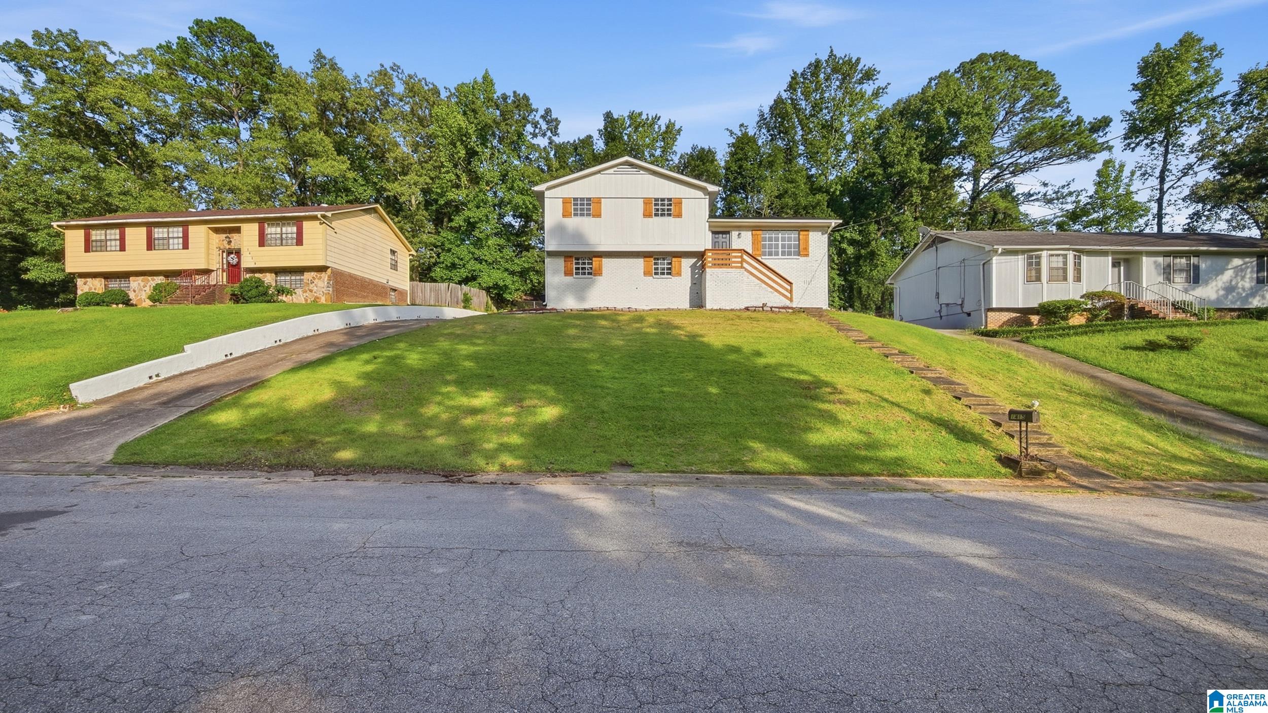 Photo 2 of Sale Pending at 1415 Creekwood Cir, Birmingham, AL 35235 | MLS# 21462020 | Listing updated on 2026-09-10