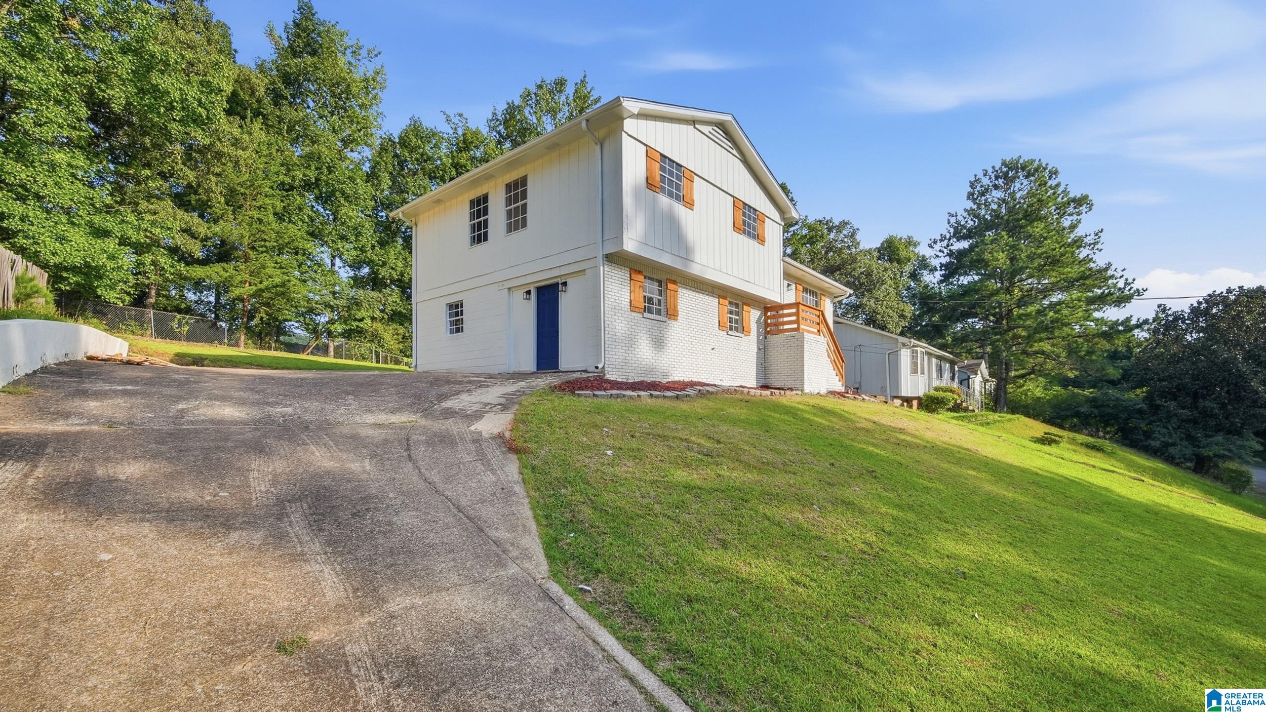 Photo 3 of Sale Pending at 1415 Creekwood Cir, Birmingham, AL 35235 | MLS# 21462020 | Listing updated on 2026-09-10