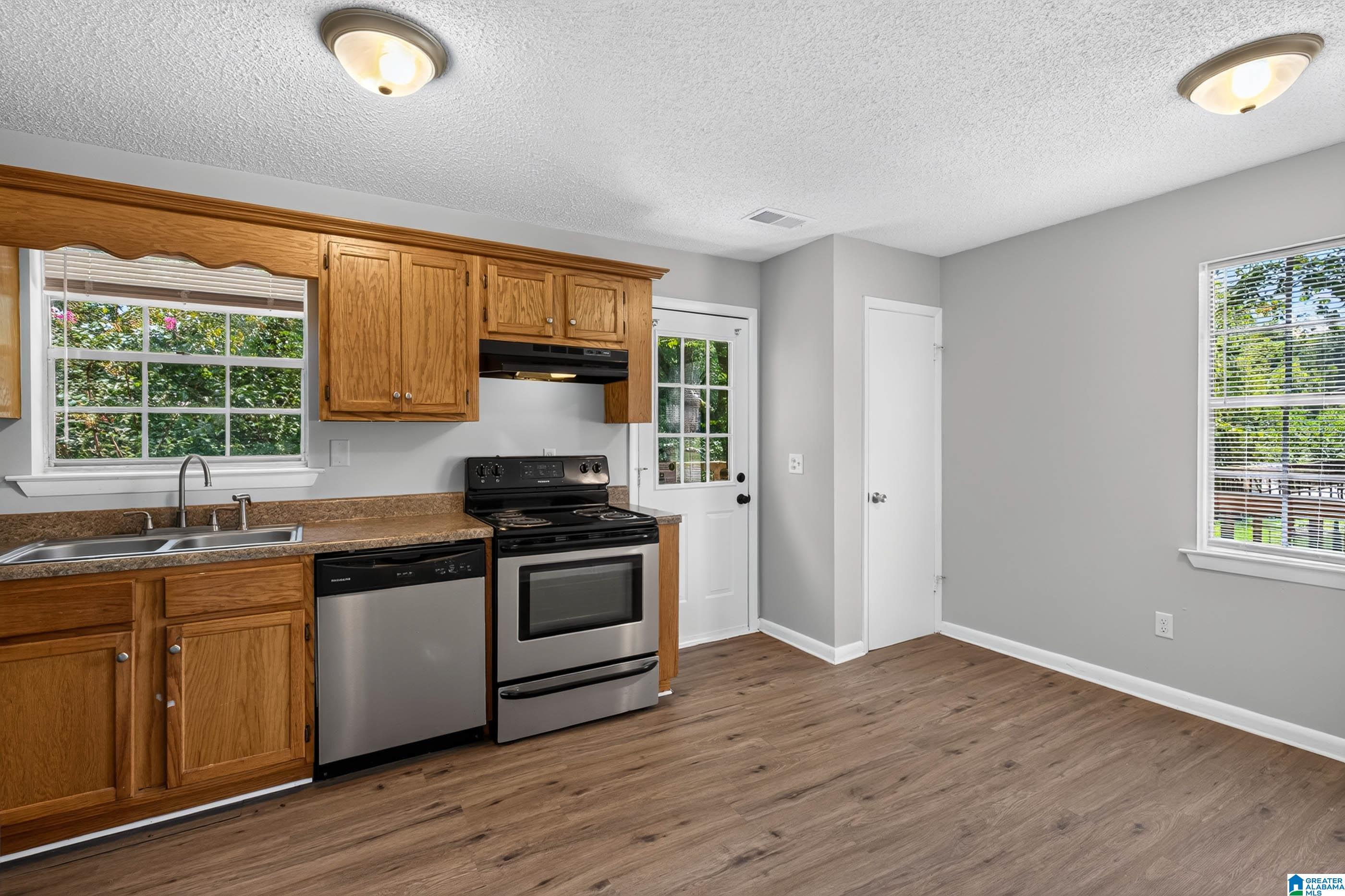 Photo 2 of Sale Pending at 1013 Sandybrook Cir, Birmingham, AL 35214 | MLS# 21462238 | Listing updated on 2026-08-19