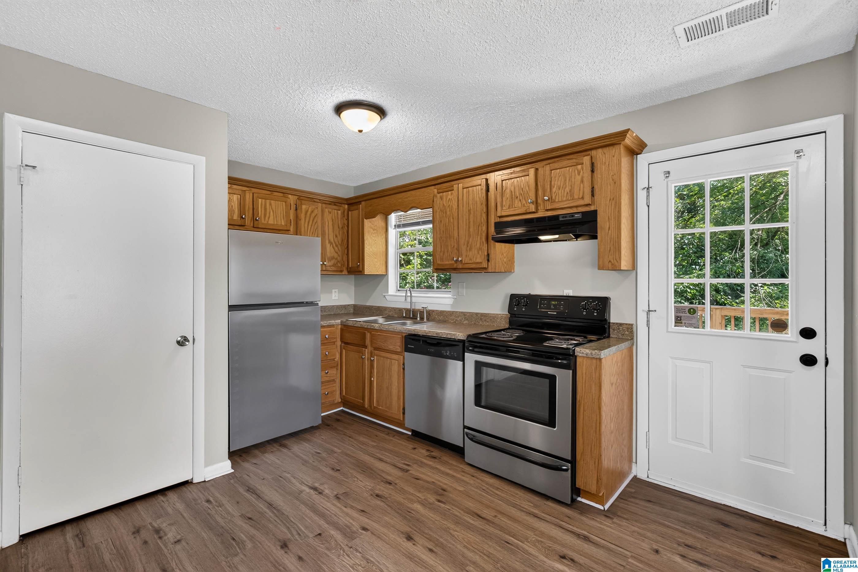 Photo 4 of Sale Pending at 1013 Sandybrook Cir, Birmingham, AL 35214 | MLS# 21462238 | Listing updated on 2026-08-19