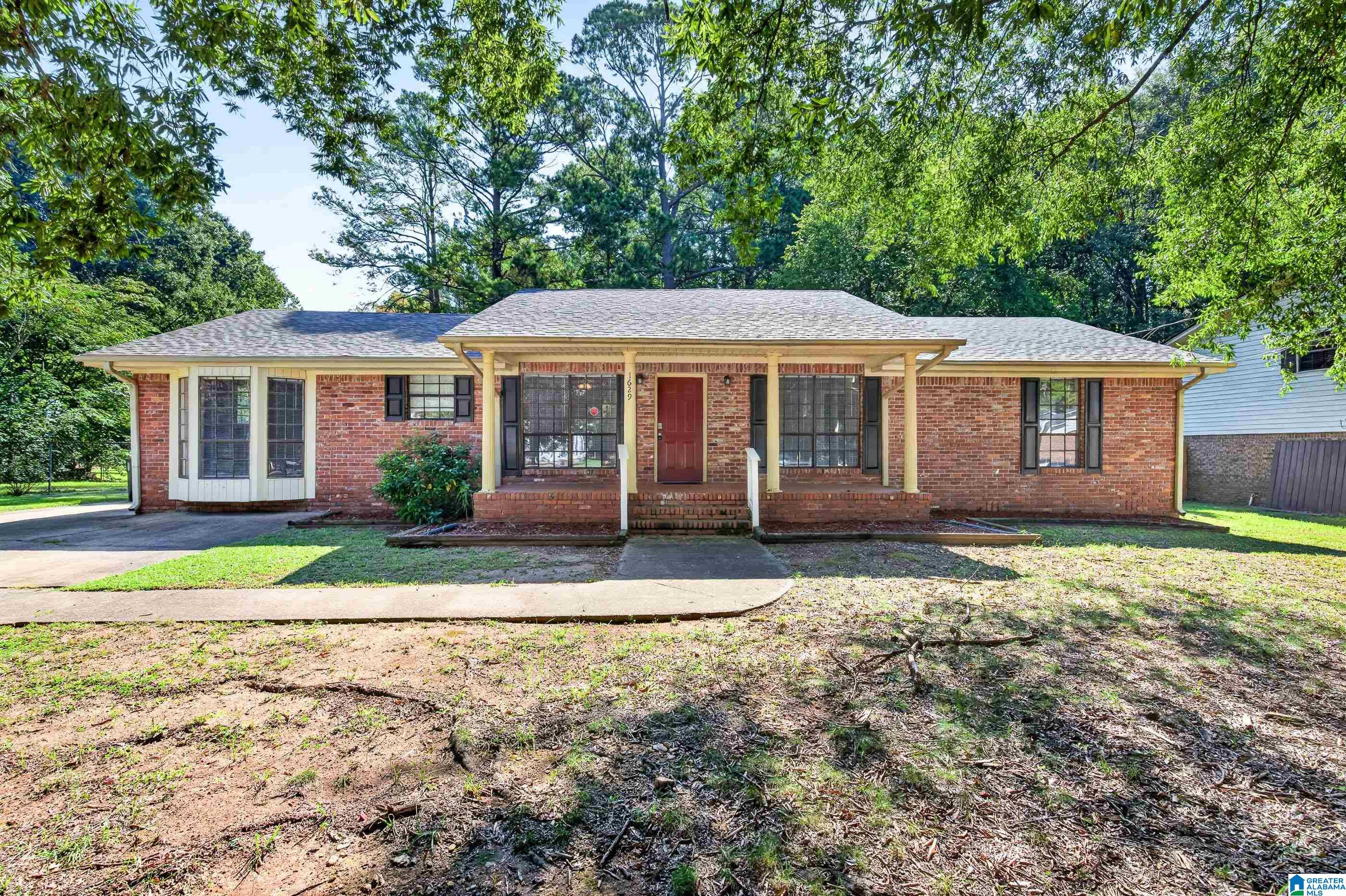 Photo 1 of Sale Pending at 1629 English Knoll Ln, Birmingham, AL 35235 | MLS# 21462240 | Listing updated on 2026-09-18