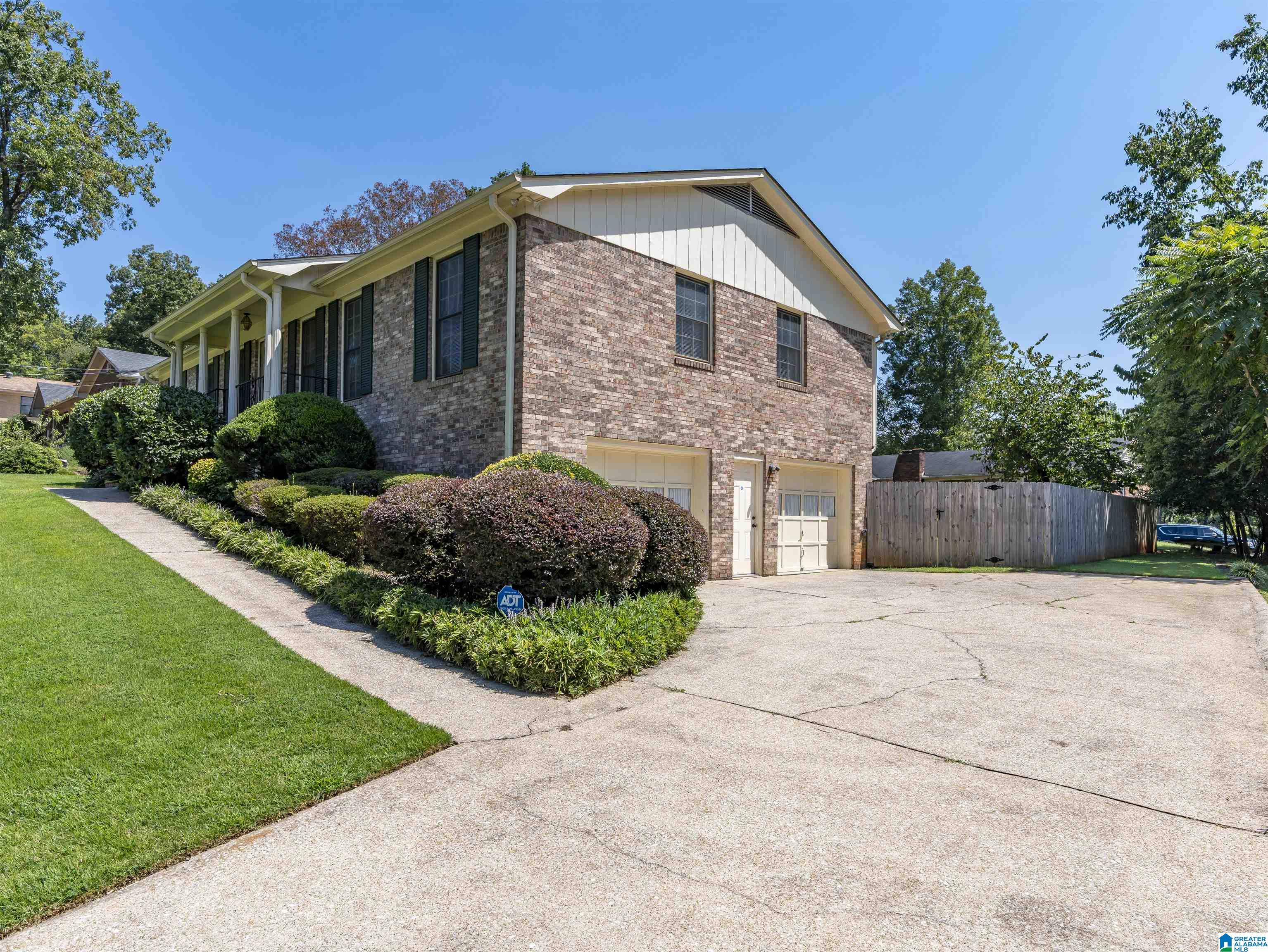Photo 3 of Sale Pending at 1373 Winola Ln, Birmingham, AL 35235 | MLS# 21462508 | Listing updated on 2026-09-02