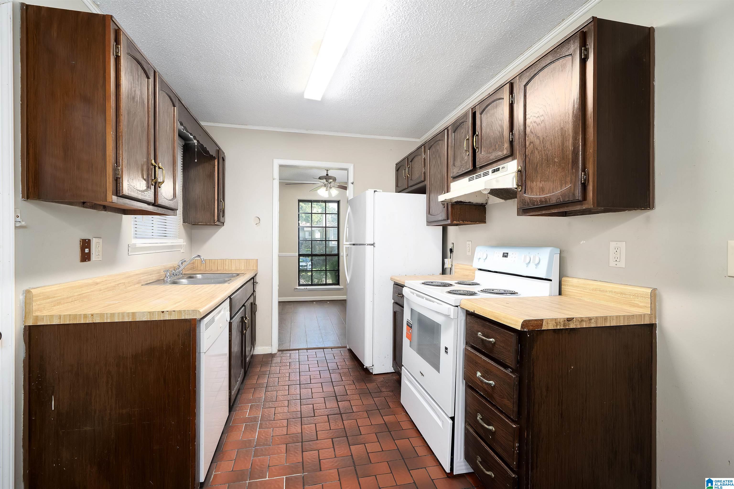 Photo 3 of Sale Pending at 1753 Tall Oak Cir, Birmingham, AL 35235 | MLS# 21462604 | Listing updated on 2026-09-02