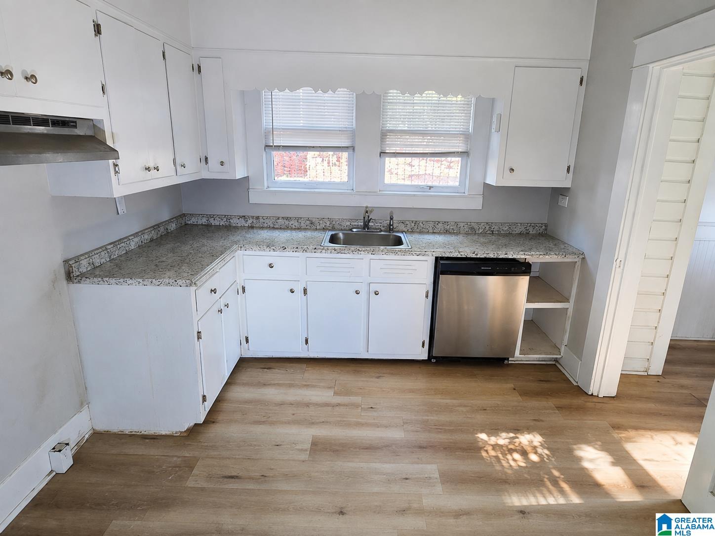 Photo 3 of Single family home for sale at 870 7th Place W, Birmingham, AL 35204 | MLS# 21462722 | Listing updated on 2026-08-21