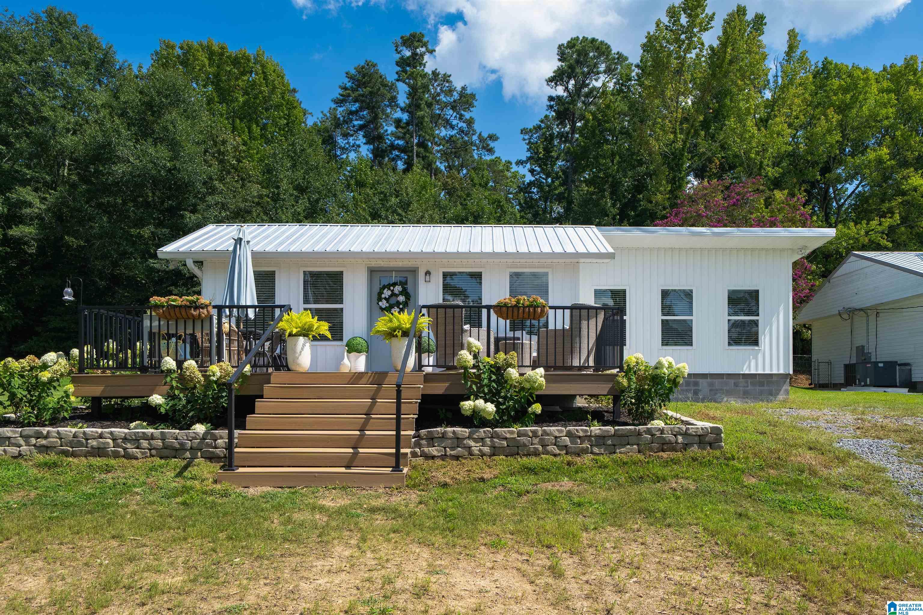 1st image of 611 Lakeshore Dr, Oneonta, AL 35121 | MLS# 21462753