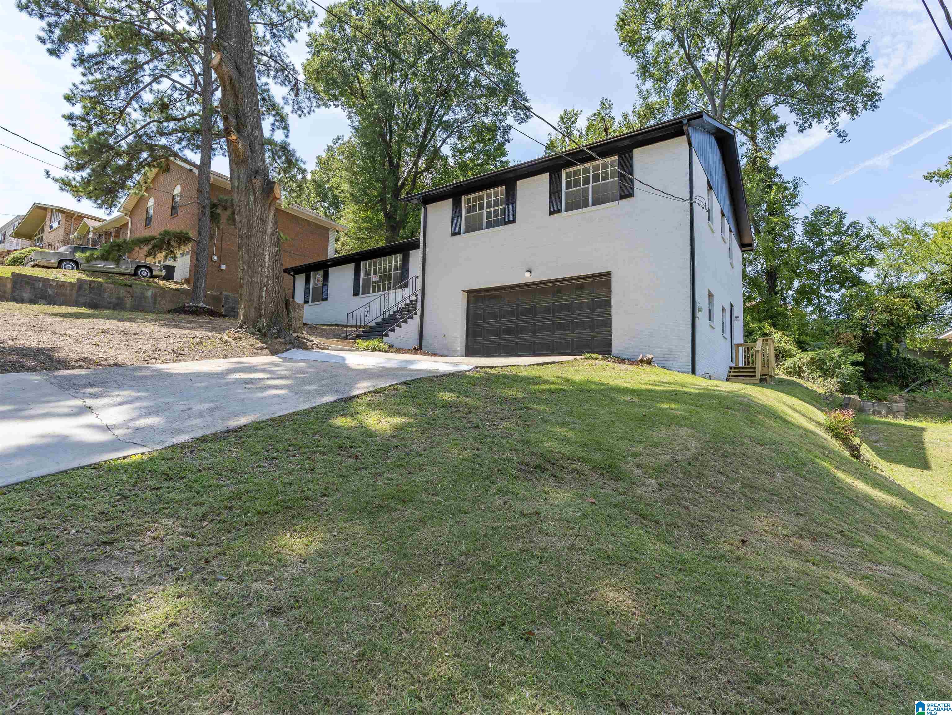 Photo 3 of Single family home for sale at 1024 6th Pl W, Birmingham, AL 35204 | MLS# 21462942 | Listing updated on 2026-09-11