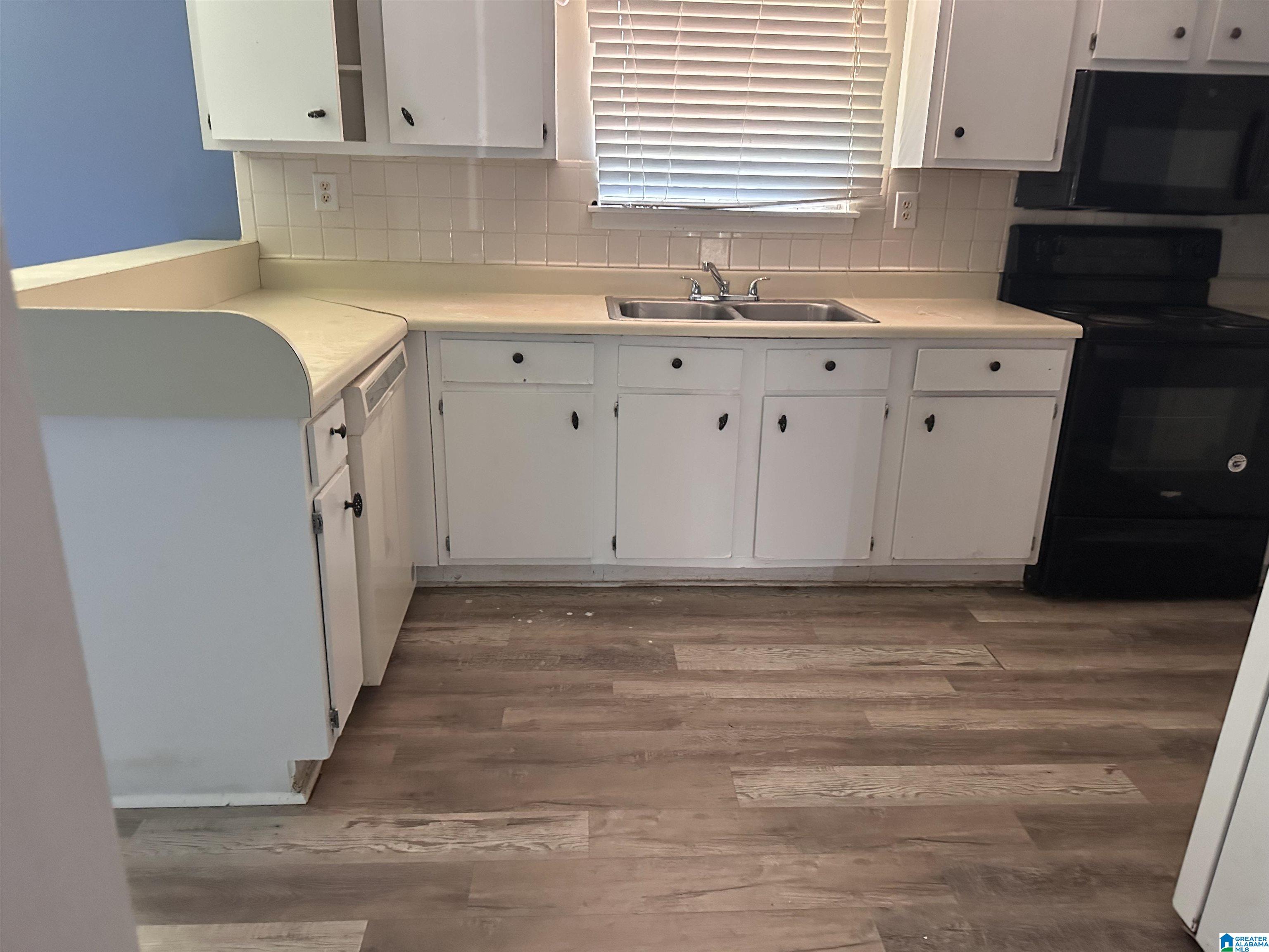 Photo 3 of Sale Pending at 1529 6th Way Nw, Birmingham, AL 35215 | MLS# 21463316 | Listing updated on 2026-09-16