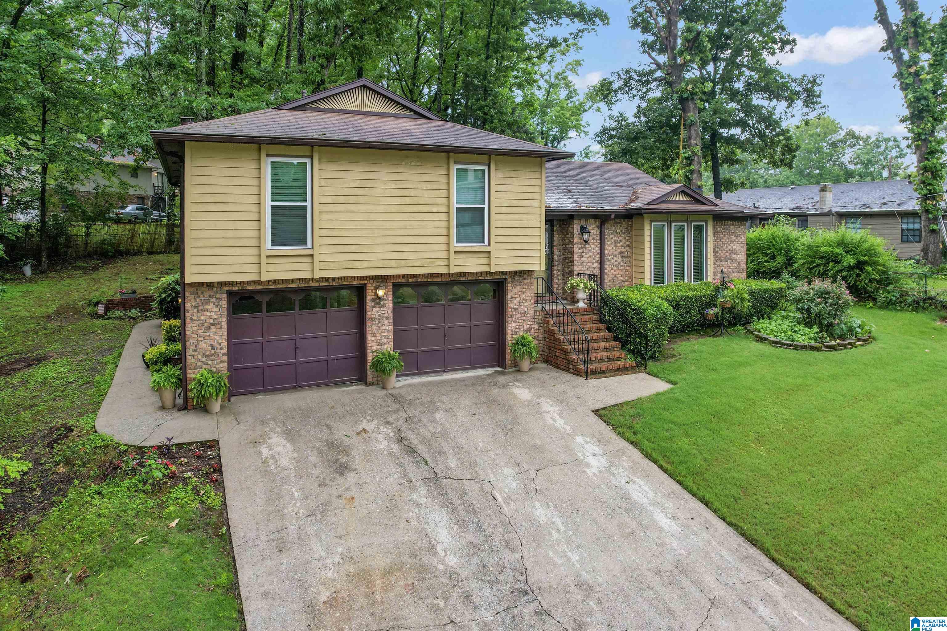 Photo 2 of Sale Pending at 829 Seven Springs Dr, Birmingham, AL 35215 | MLS# 21463877 | Listing updated on 2026-09-13