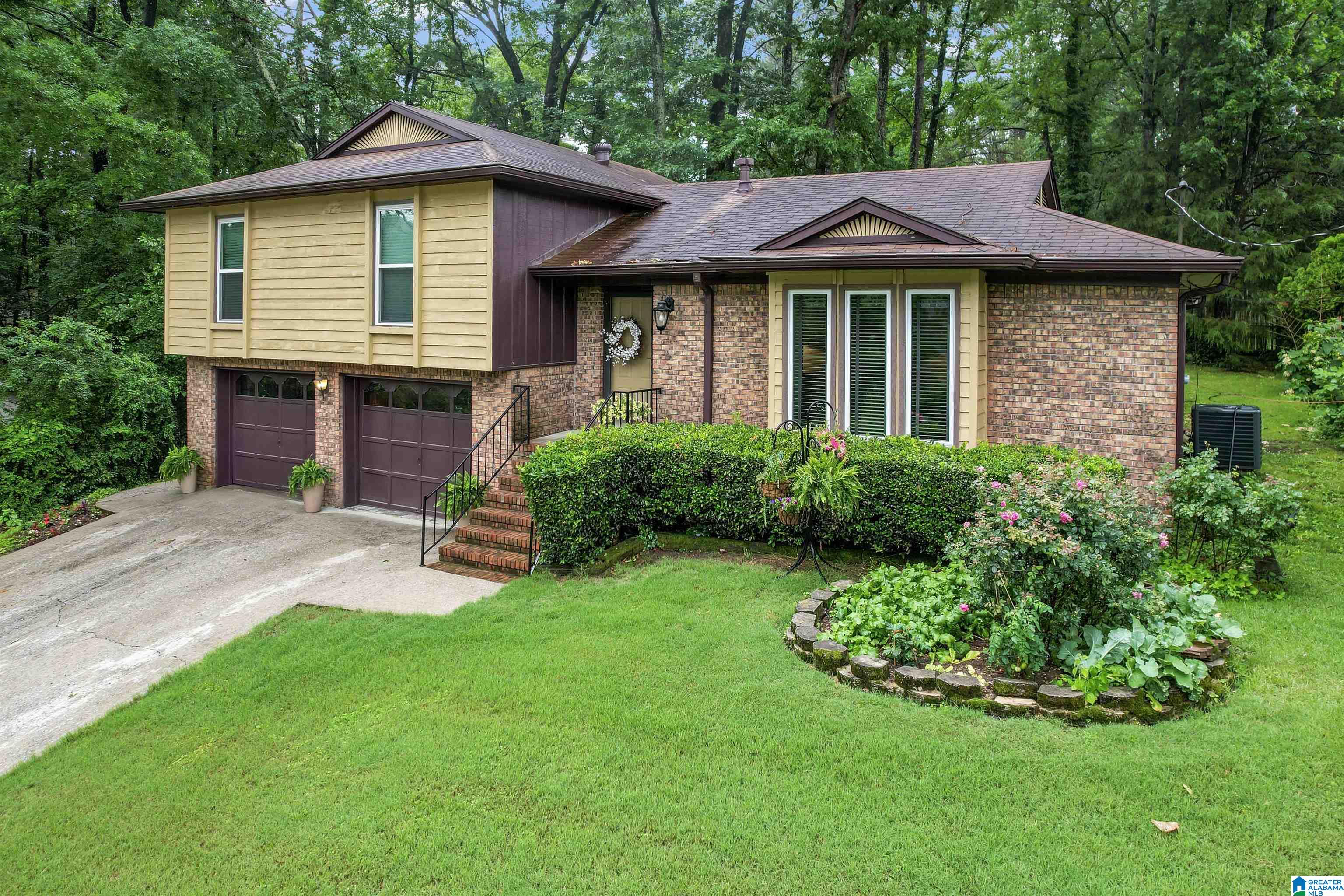 Photo 3 of Sale Pending at 829 Seven Springs Dr, Birmingham, AL 35215 | MLS# 21463877 | Listing updated on 2026-09-13