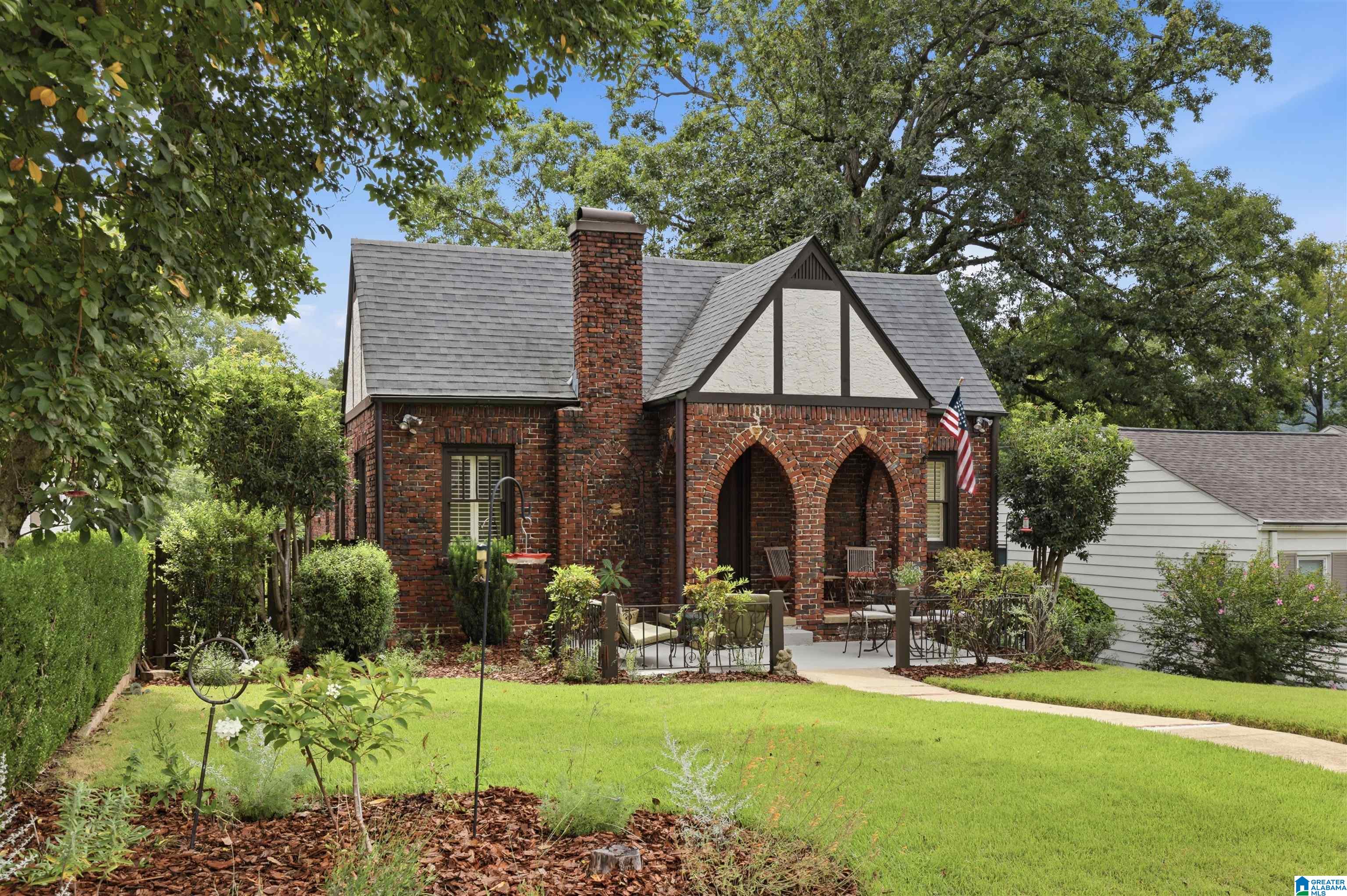 Photo 3 of Sale Pending at 1097 Columbiana Rd, Birmingham, AL 35209 | MLS# 21463936 | Listing updated on 2026-09-13