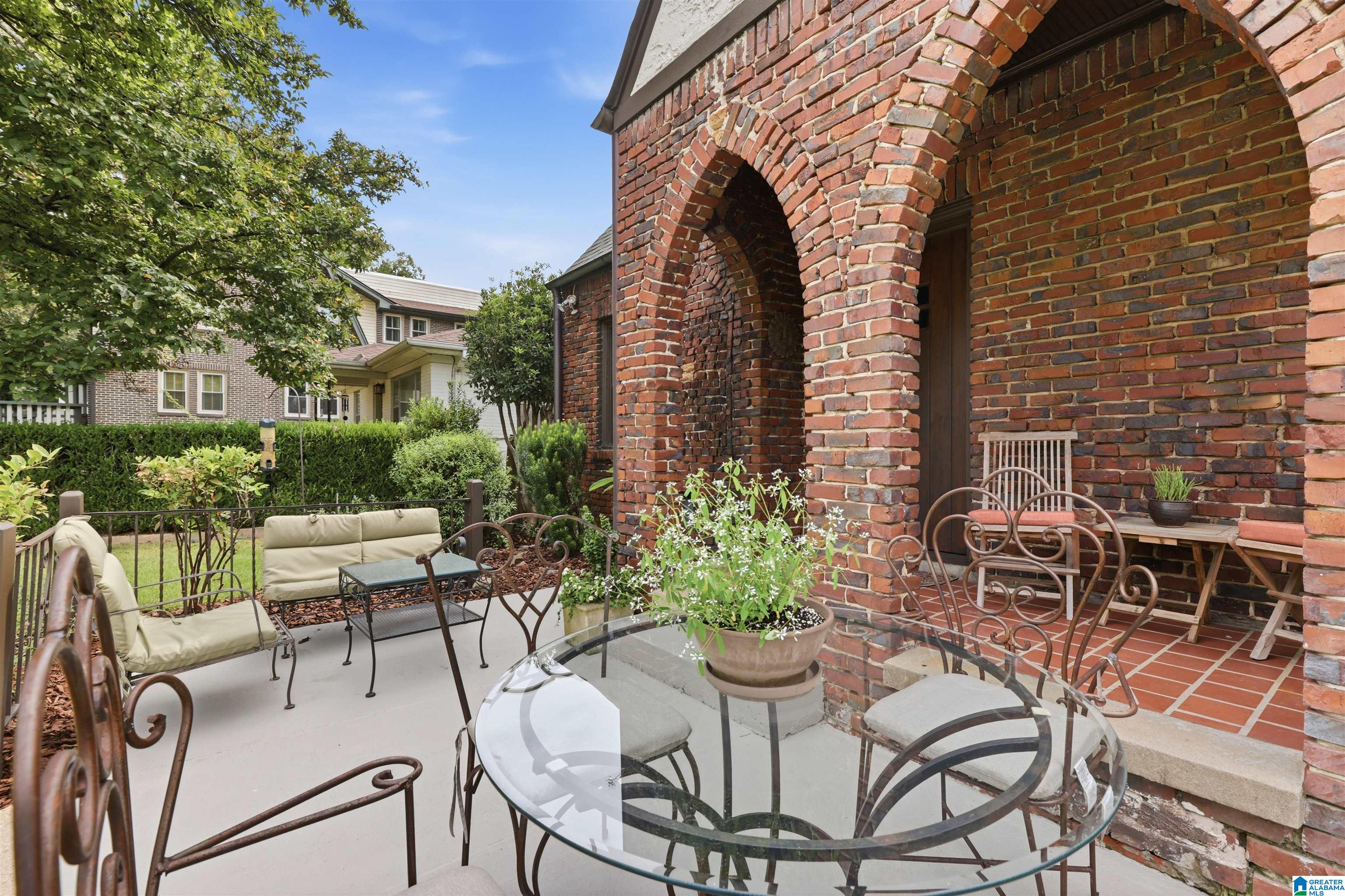 Photo 3 of Sale Pending at 1097 Columbiana Rd, Birmingham, AL 35209 | MLS# 21463936 | Listing updated on 2026-09-13