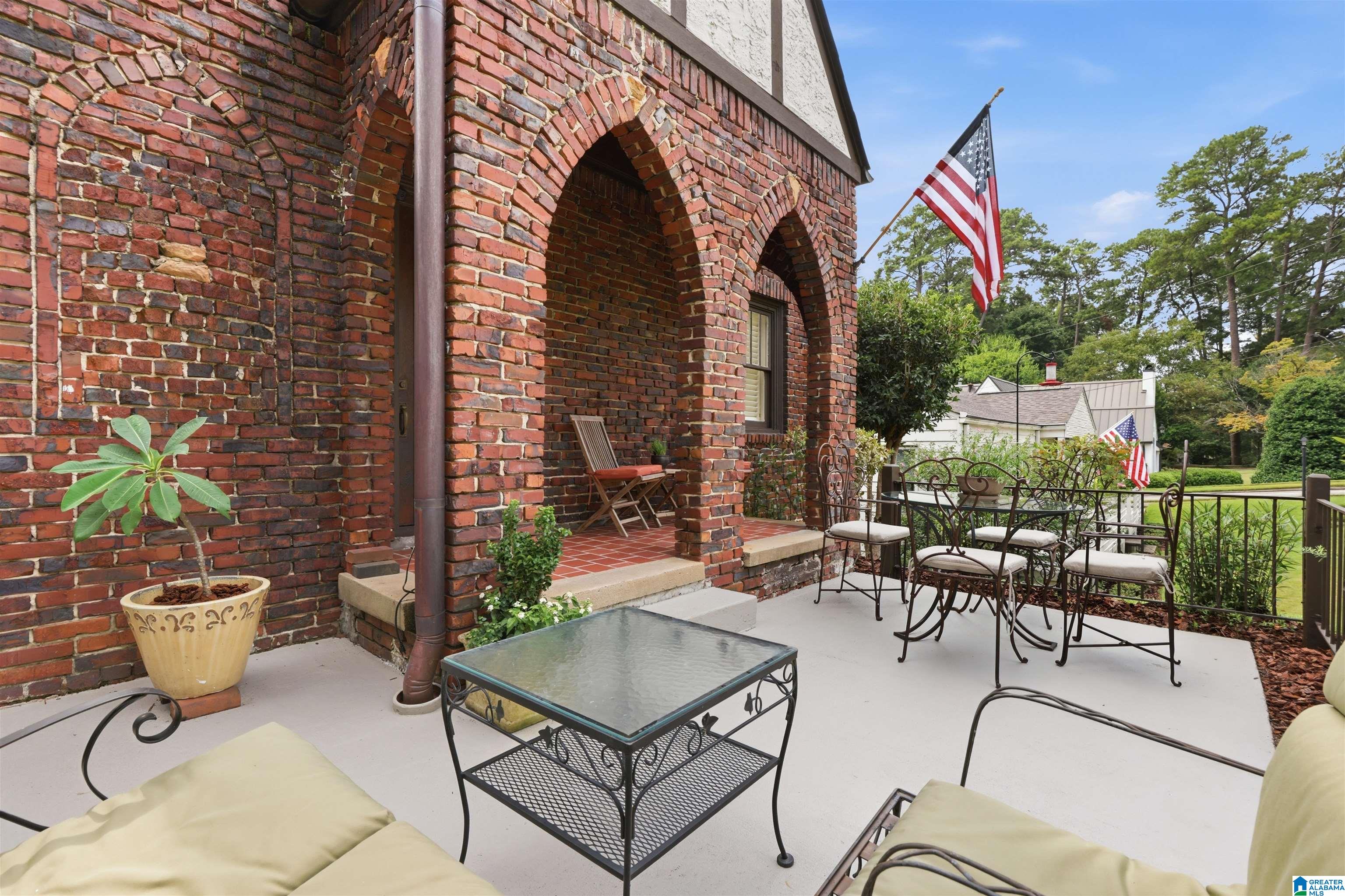 Photo 4 of Sale Pending at 1097 Columbiana Rd, Birmingham, AL 35209 | MLS# 21463936 | Listing updated on 2026-09-13