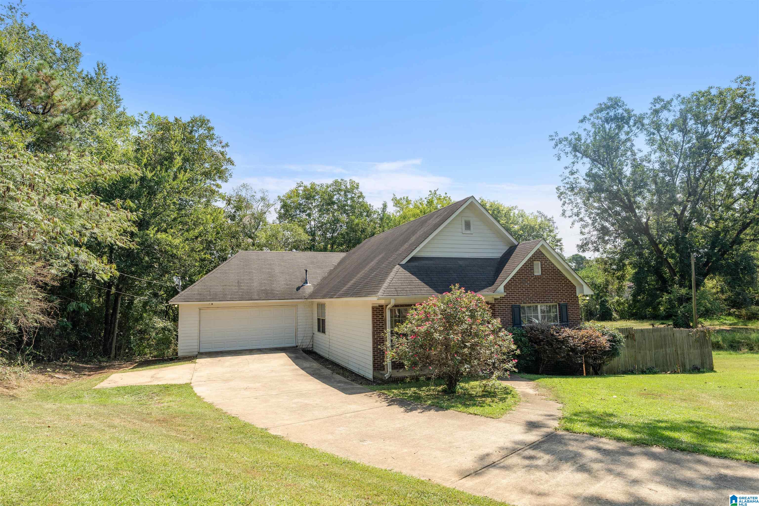 Photo 2 of Single family home for sale at 1945 Lane Dr, Leeds, AL 35094 | MLS# 21463963 | Listing updated on 2026-09-18