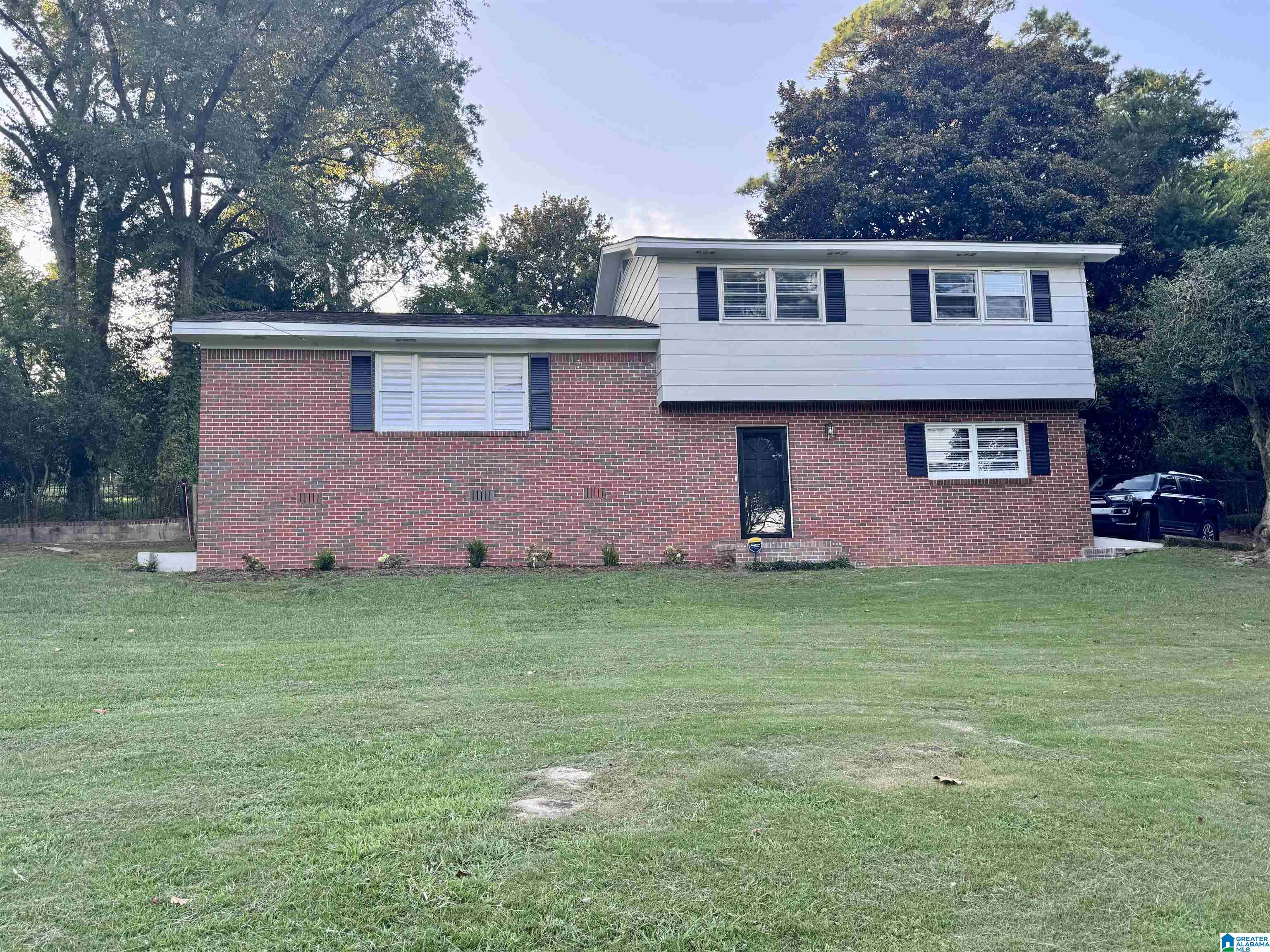 Photo 1 of Single family home for sale at 910 Alford Ave, Hoover, AL 35226 | MLS# 21463966 | Listing updated on 2026-09-04