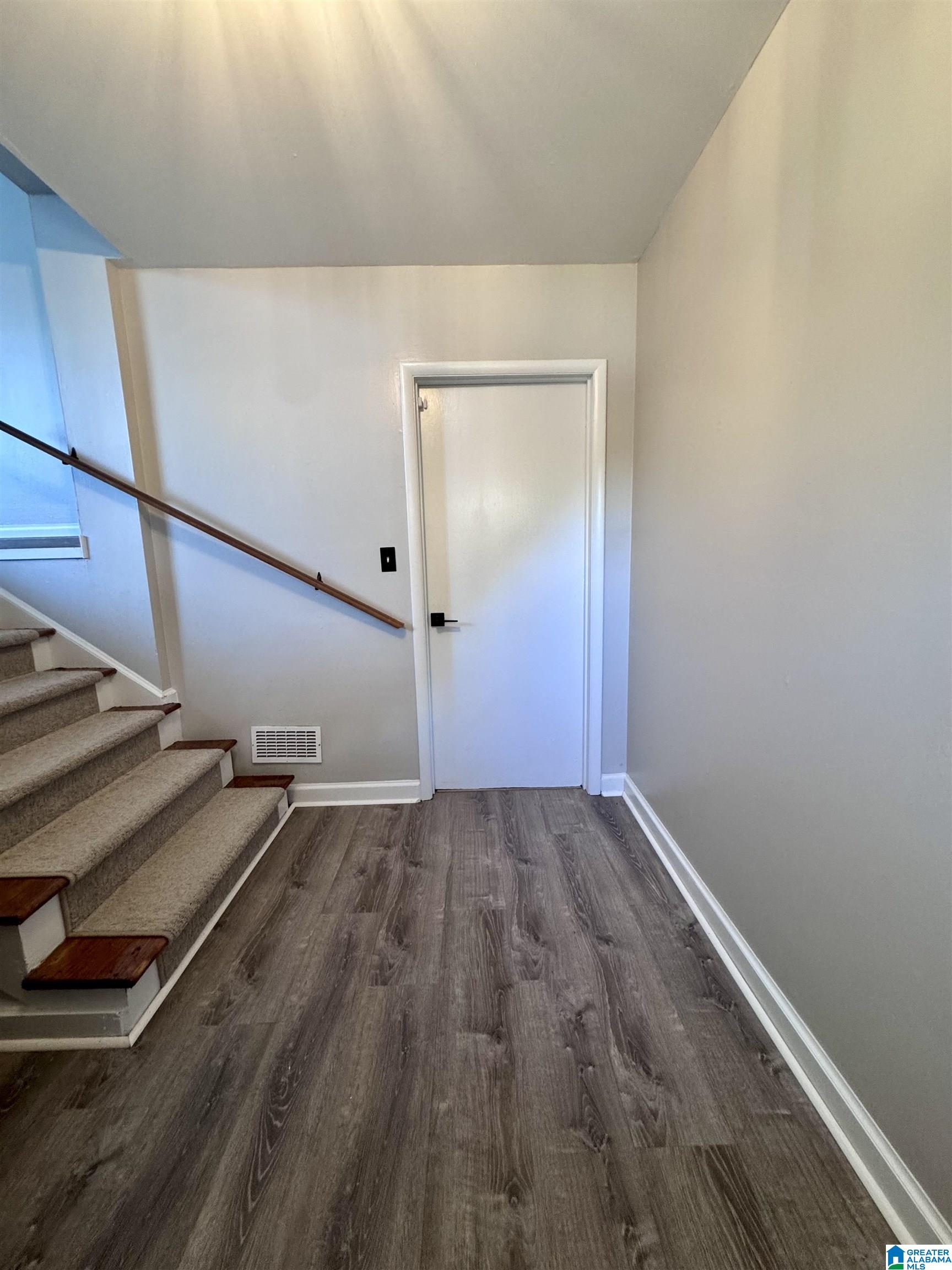 Photo 3 of Single family home for sale at 910 Alford Ave, Hoover, AL 35226 | MLS# 21463966 | Listing updated on 2026-09-04