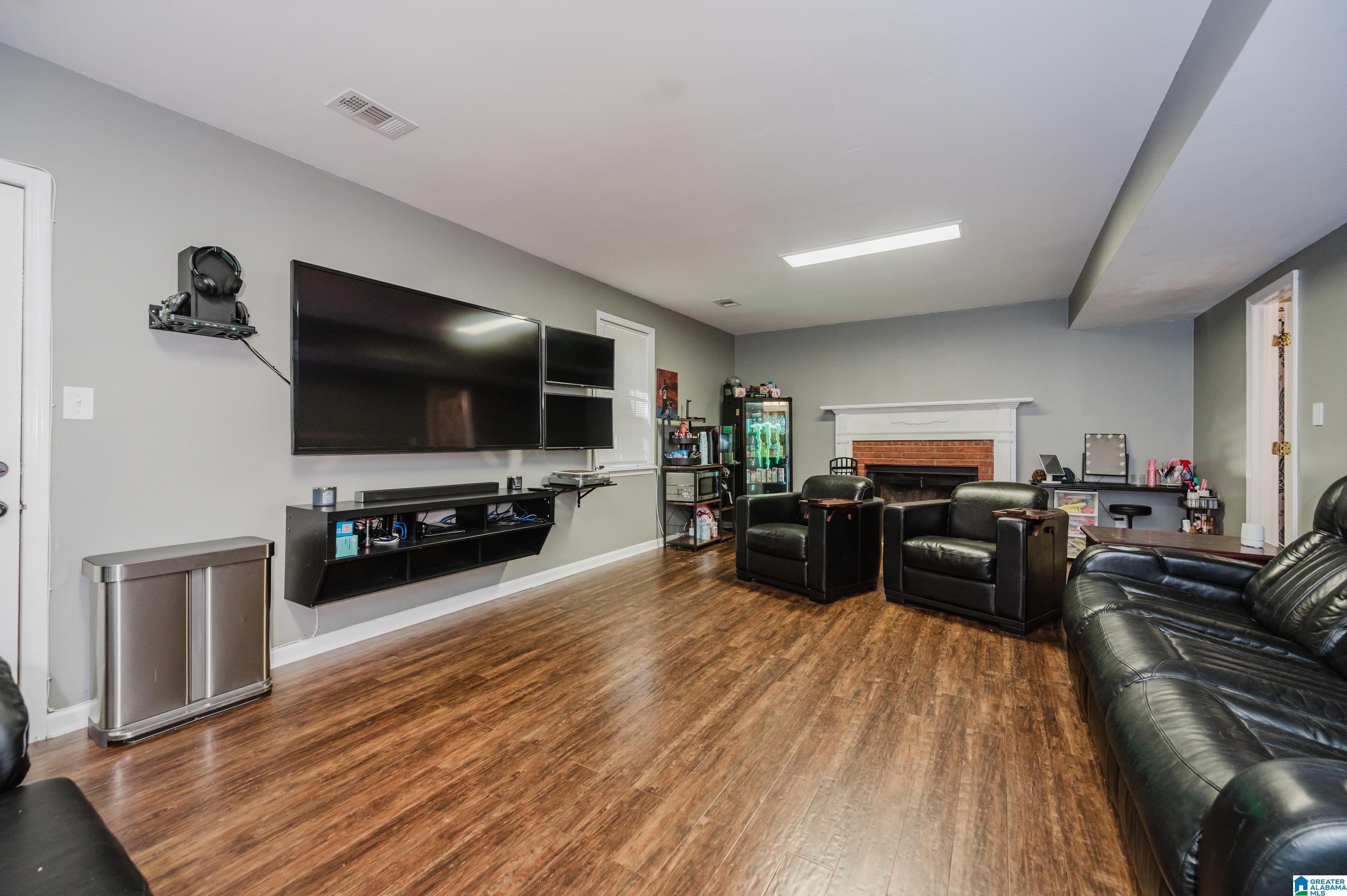 Photo 4 of Sale Pending at 1351 Shades Run Cir, Hoover, AL 35244 | MLS# 21464055 | Listing updated on 2026-09-09