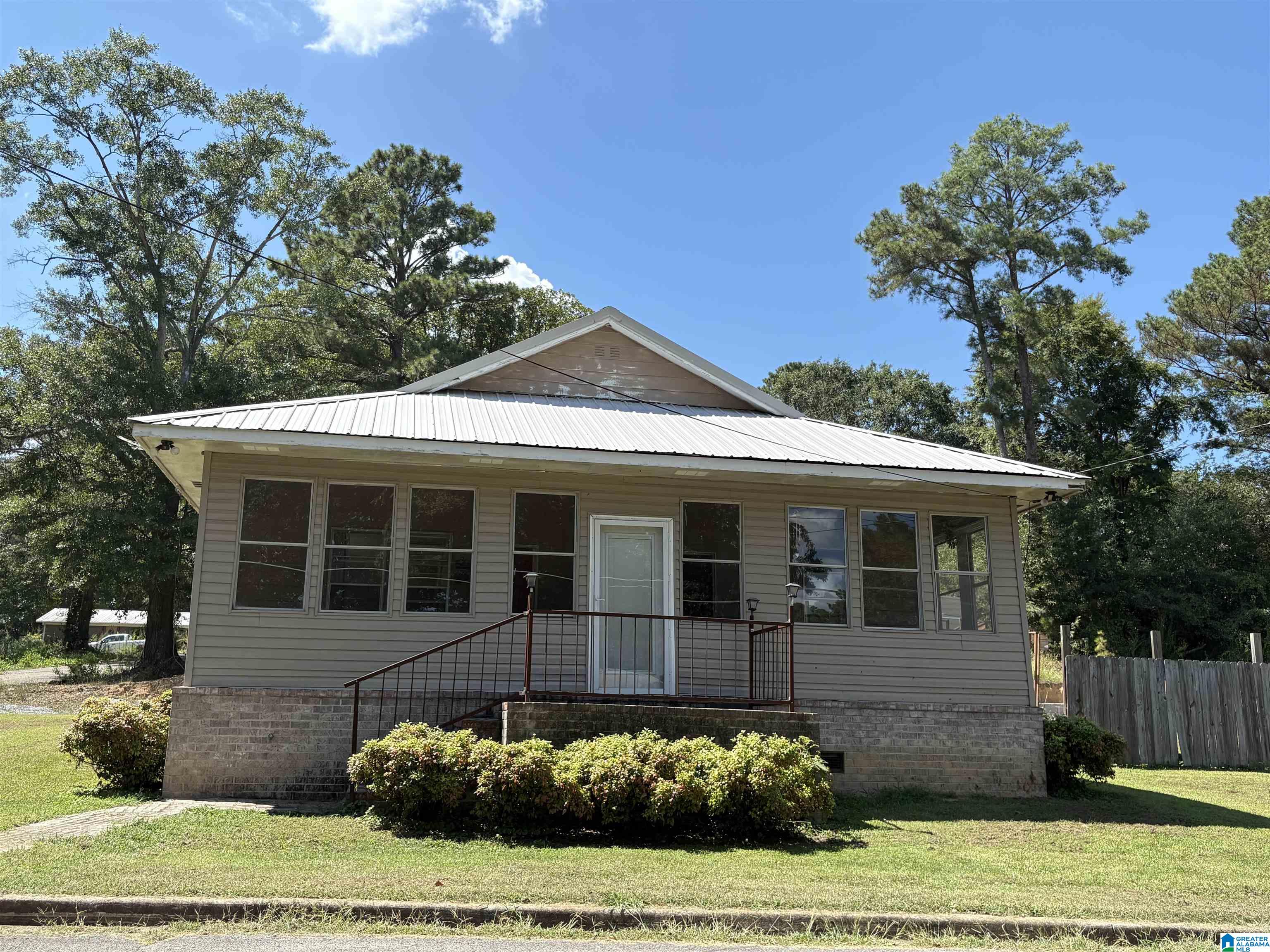 Photo 1 of Single family home for sale at 612 3rd Place, Jasper, AL 35501 | MLS# 21464309 | Listing updated on 2026-09-08