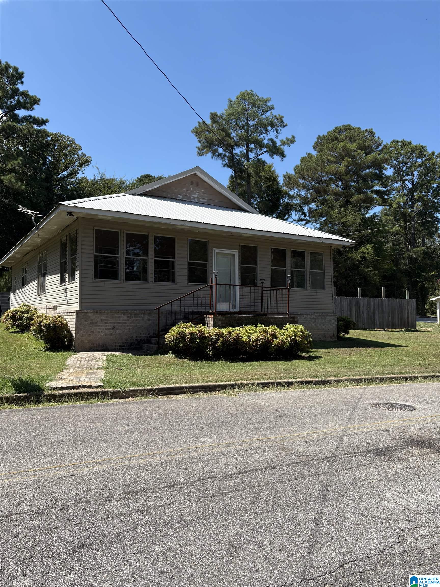 Photo 2 of Single family home for sale at 612 3rd Place, Jasper, AL 35501 | MLS# 21464309 | Listing updated on 2026-09-08