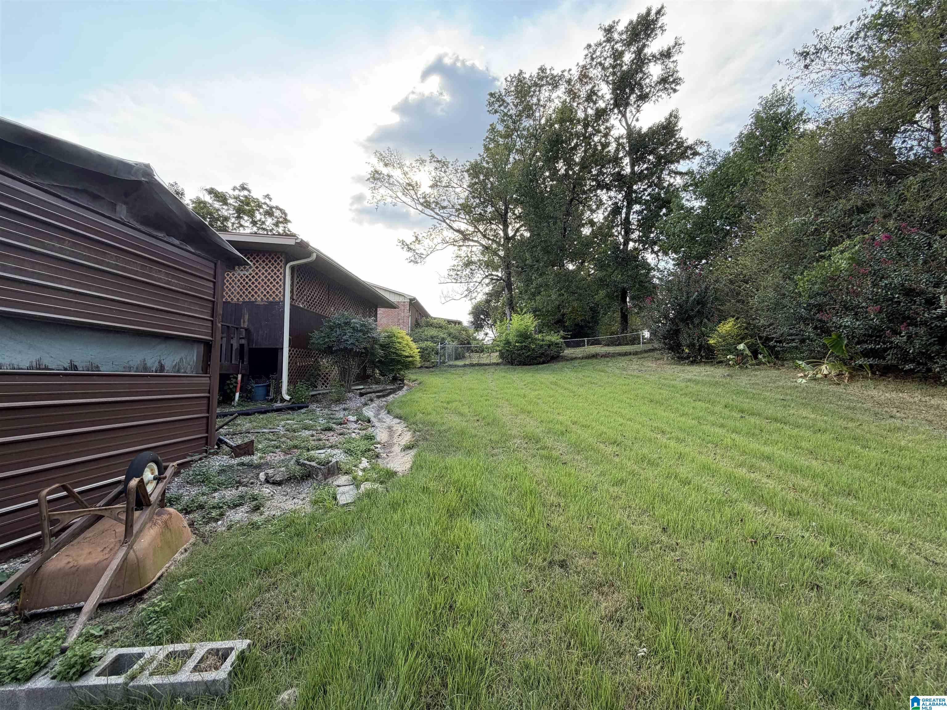 Photo 3 of Sale Pending at 420 36th Avenue Ne, Center Point, AL 35215 | MLS# 21464318 | Listing updated on 2026-09-14