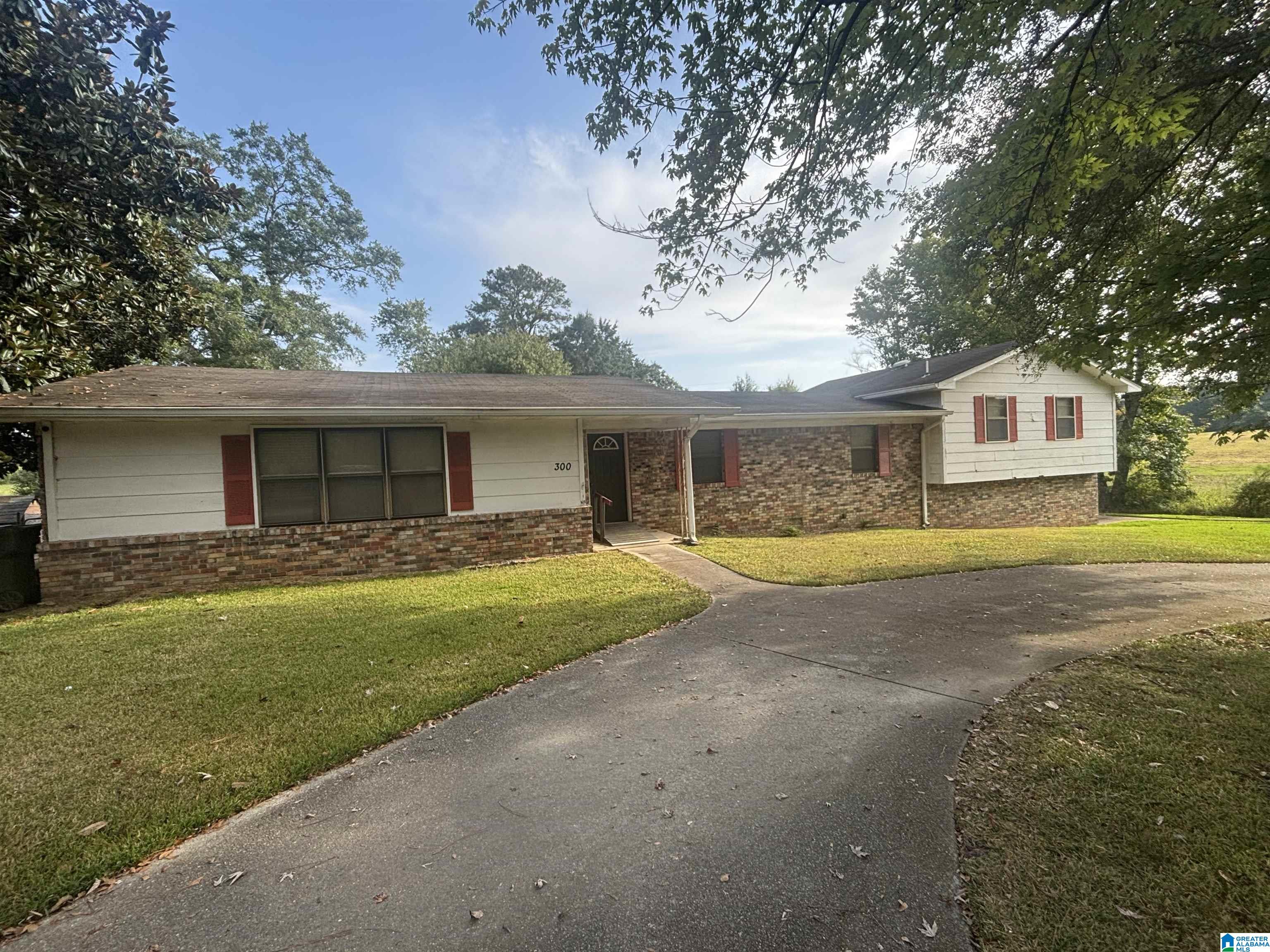 Photo 1 of Single family home for sale at 300 W Ridgewood Rd, Jasper, AL 35504 | MLS# 21464852 | Listing updated on 2026-09-24