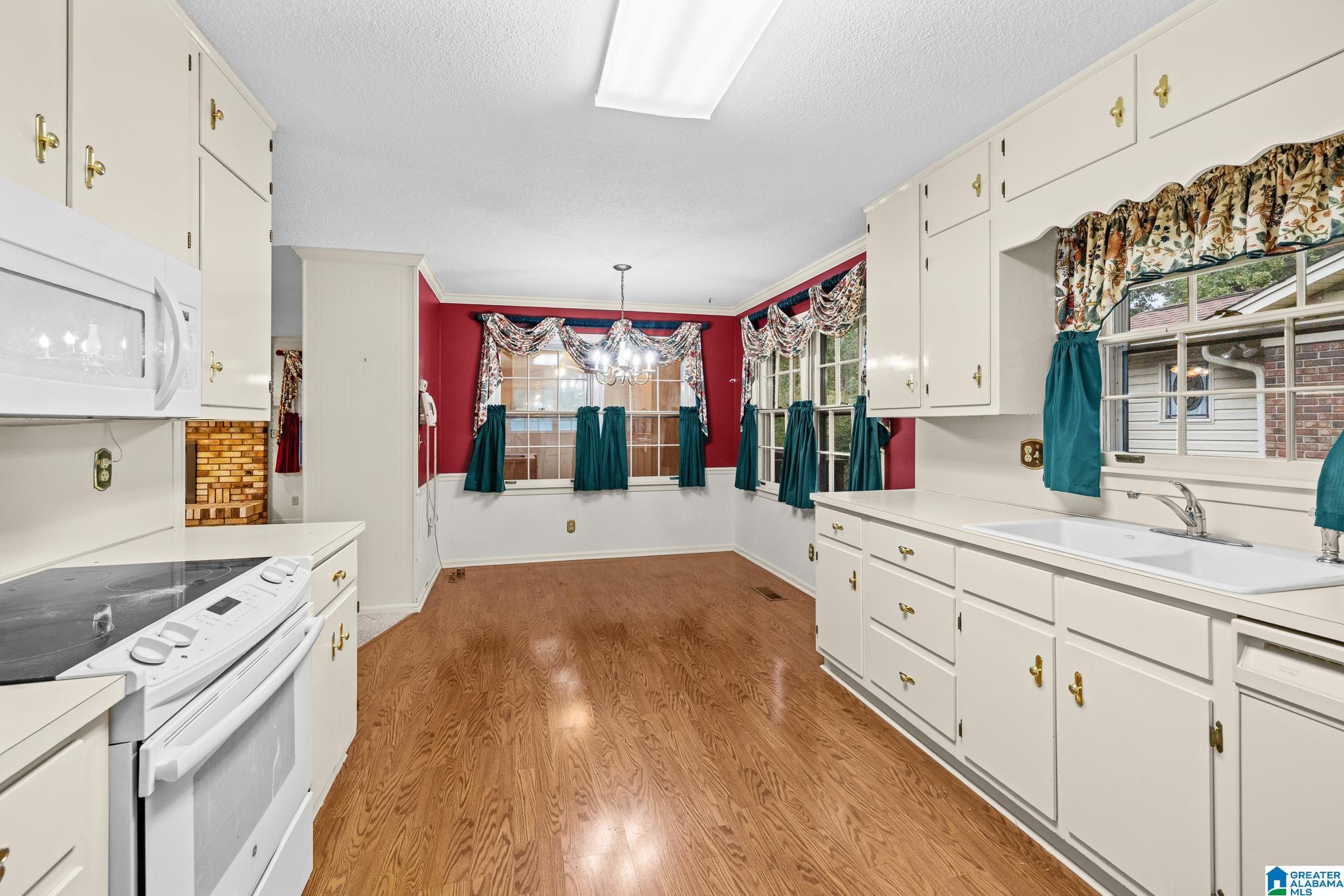 Photo 4 of Single family home for sale at 818 Sherman Oaks Dr, Birmingham, AL 35235 | MLS# 21464883 | Listing updated on 2026-09-15