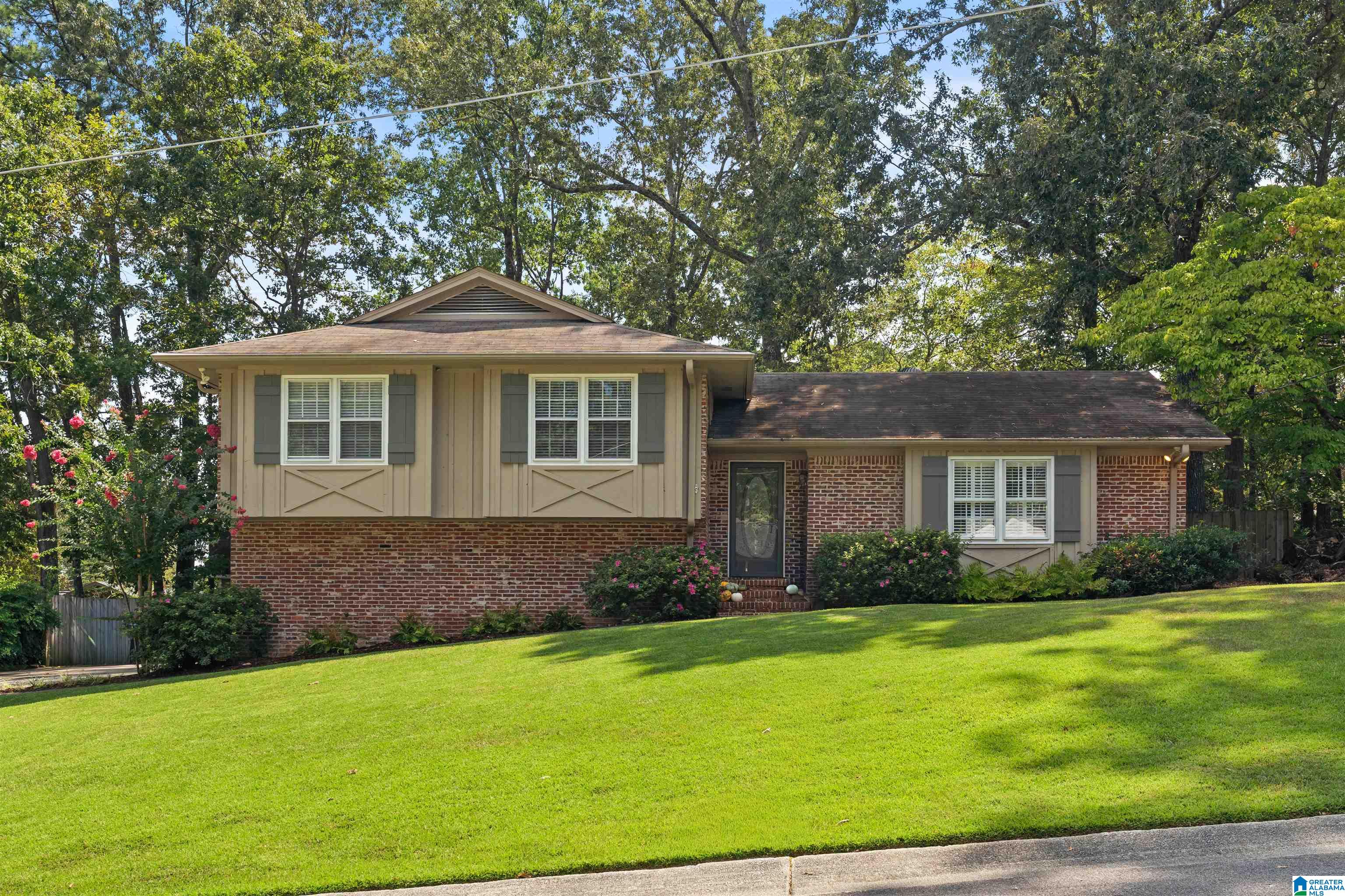 Photo 1 of Sale Pending at 3454 Birchtree Dr, Hoover, AL 35226 | MLS# 21464893 | Listing updated on 2026-09-21