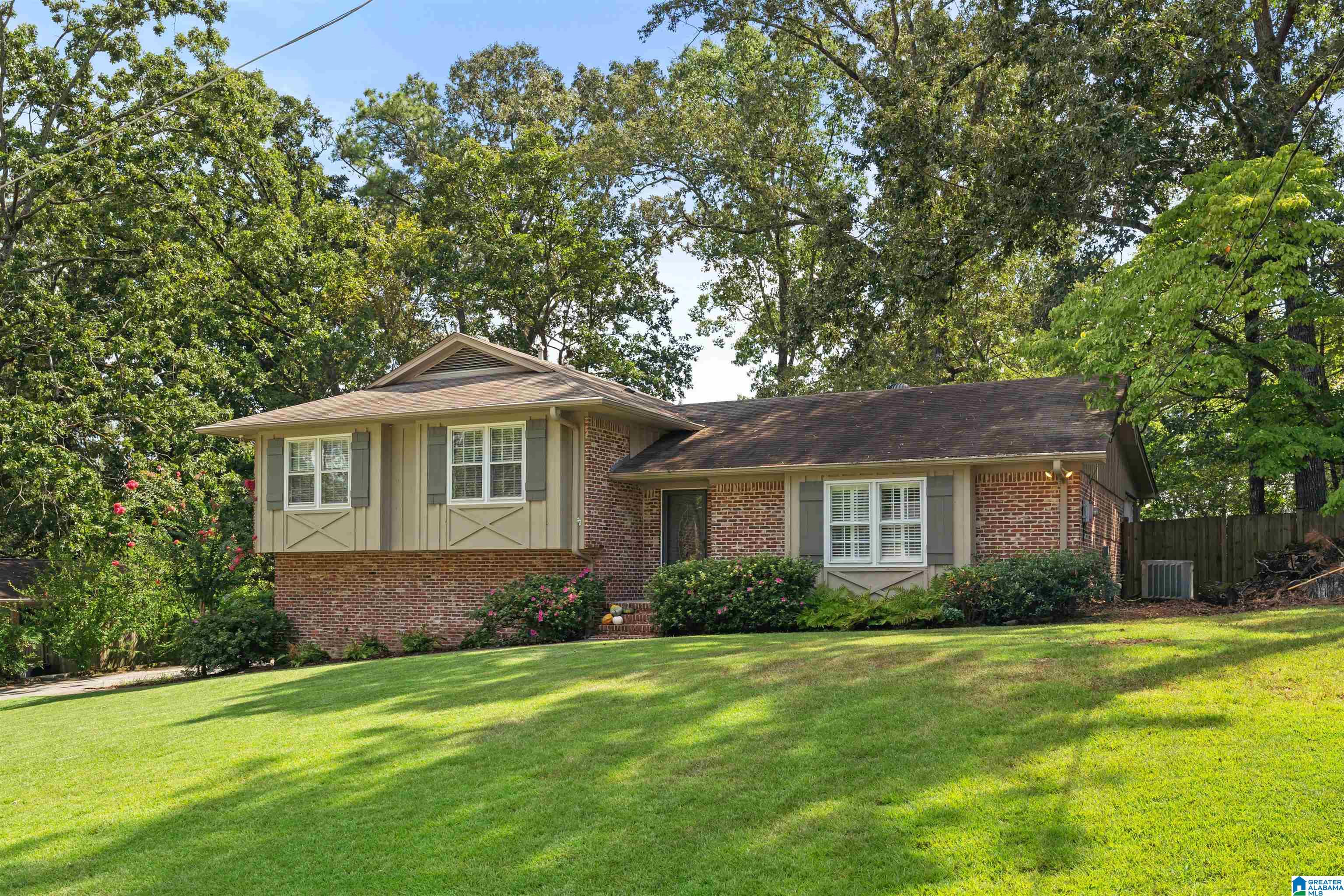 Photo 3 of Single family home for sale at 3454 Birchtree Dr, Hoover, AL 35226 | MLS# 21464893 | Listing updated on 2026-09-18