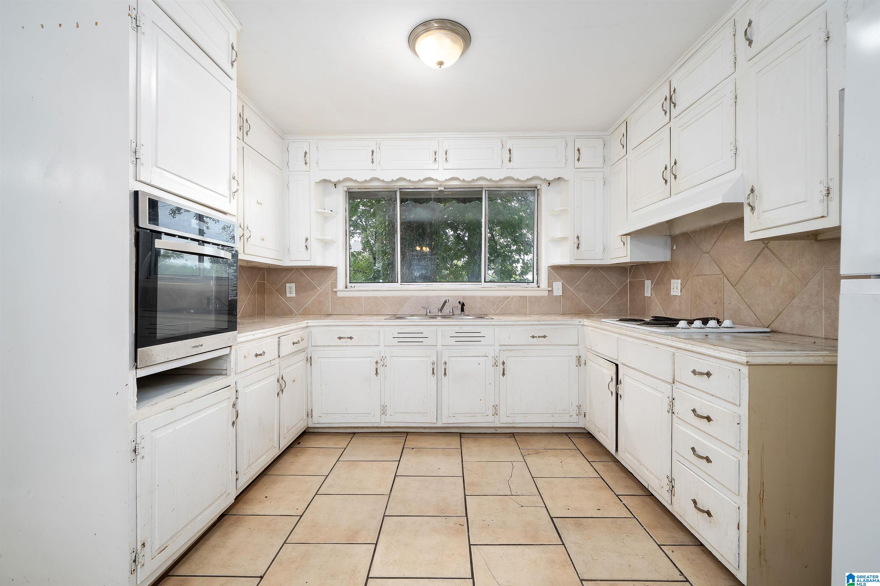 Photo 3 of Single family home for sale at 957 Hickory Cir, Birmingham, AL 35215 | MLS# 21464919 | Listing updated on 2026-09-15