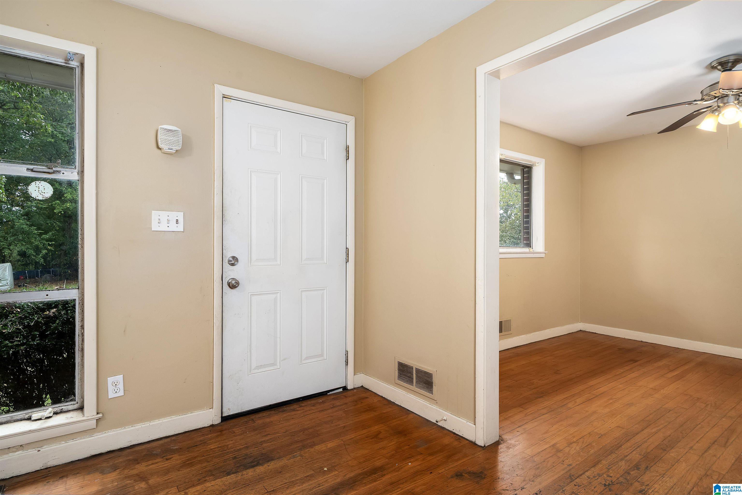 Photo 4 of Single family home for sale at 957 Hickory Cir, Birmingham, AL 35215 | MLS# 21464919 | Listing updated on 2026-09-15