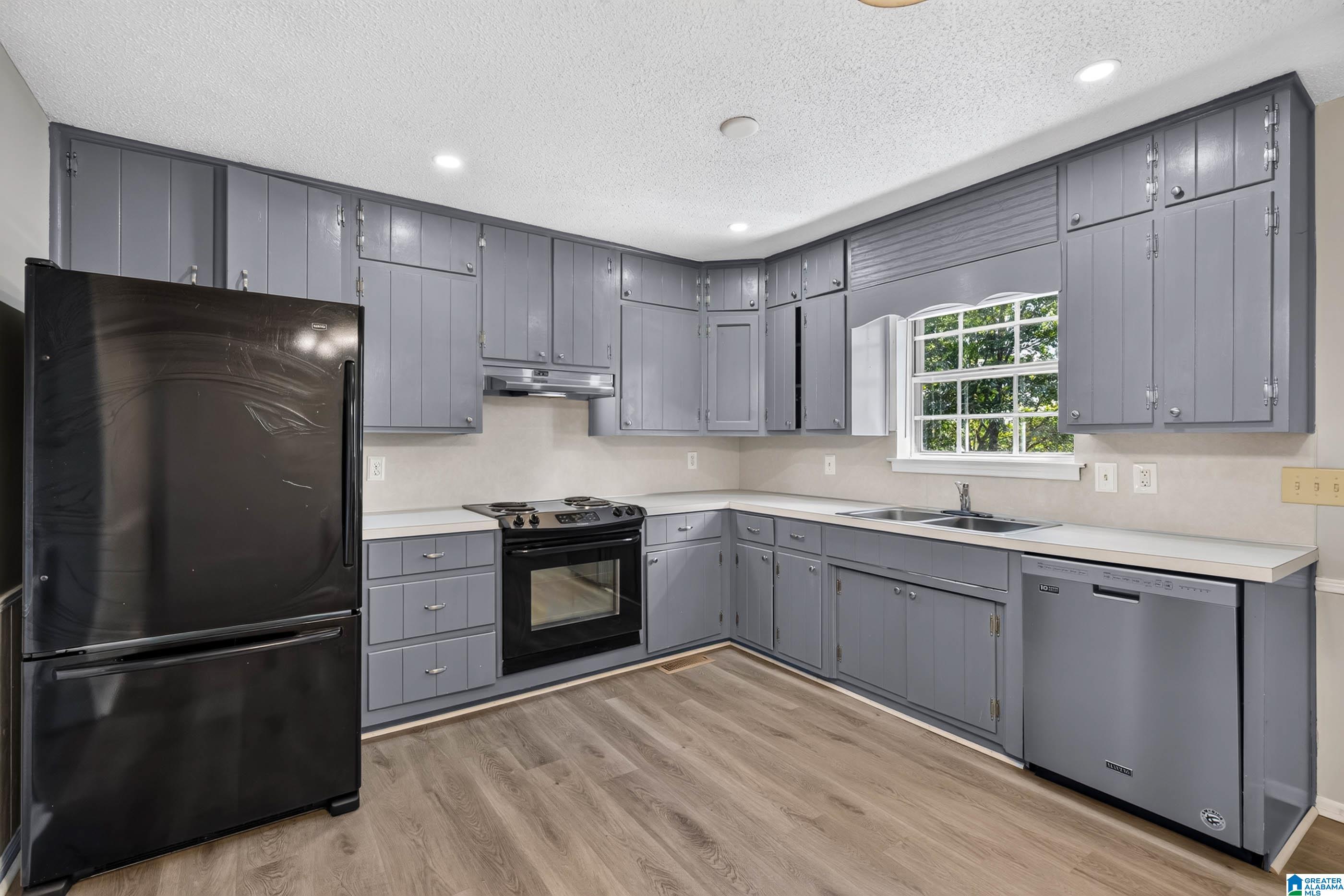 Photo 3 of Single family home for sale at 611 Ashwood Ln, Trussville, AL 35173 | MLS# 21465261 | Listing updated on 2026-09-18