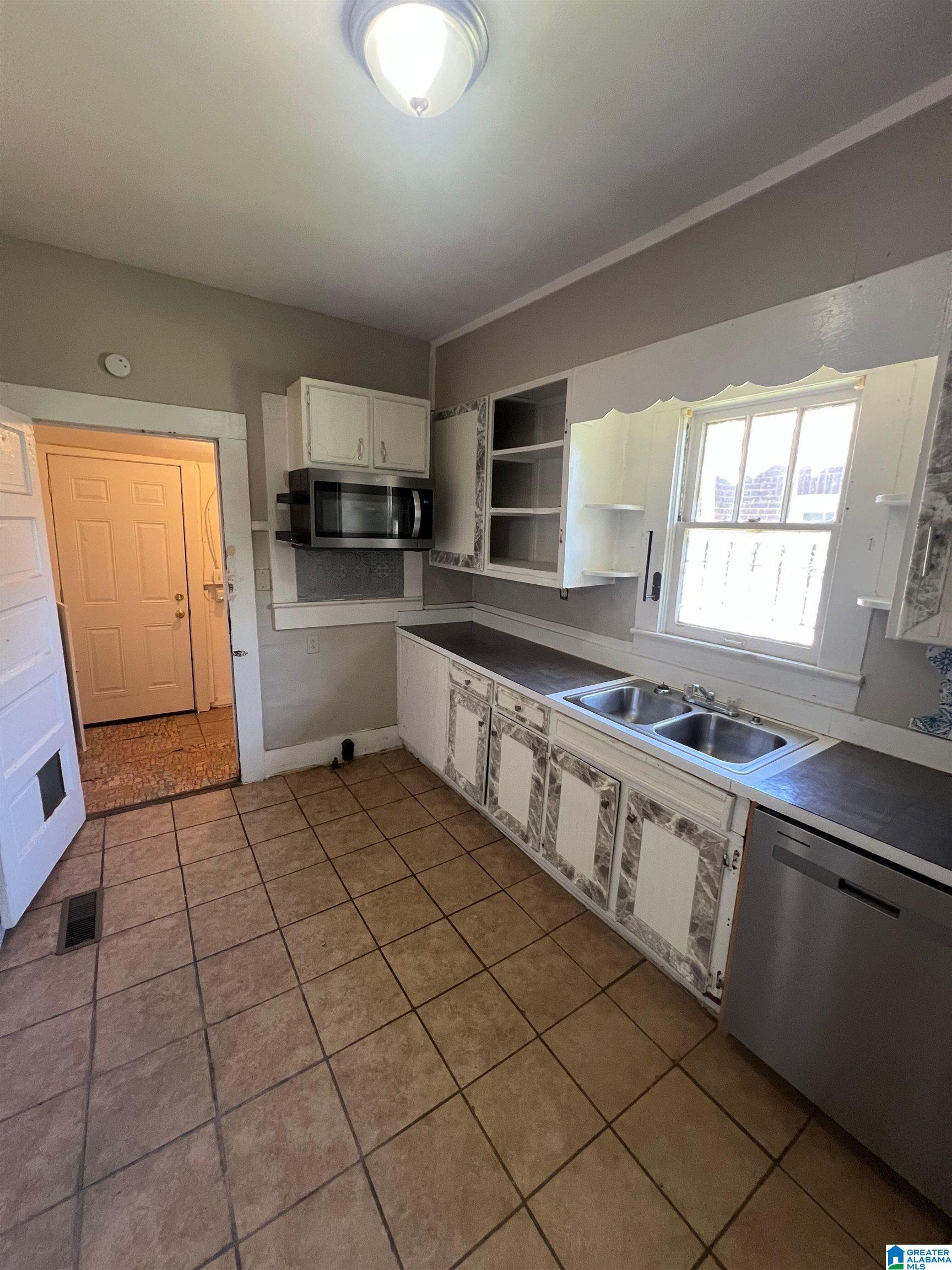 Photo 4 of Single family home for sale at 532 Francis Pl SW, Birmingham, AL 35211 | MLS# 21465289 | Listing updated on 2026-09-18
