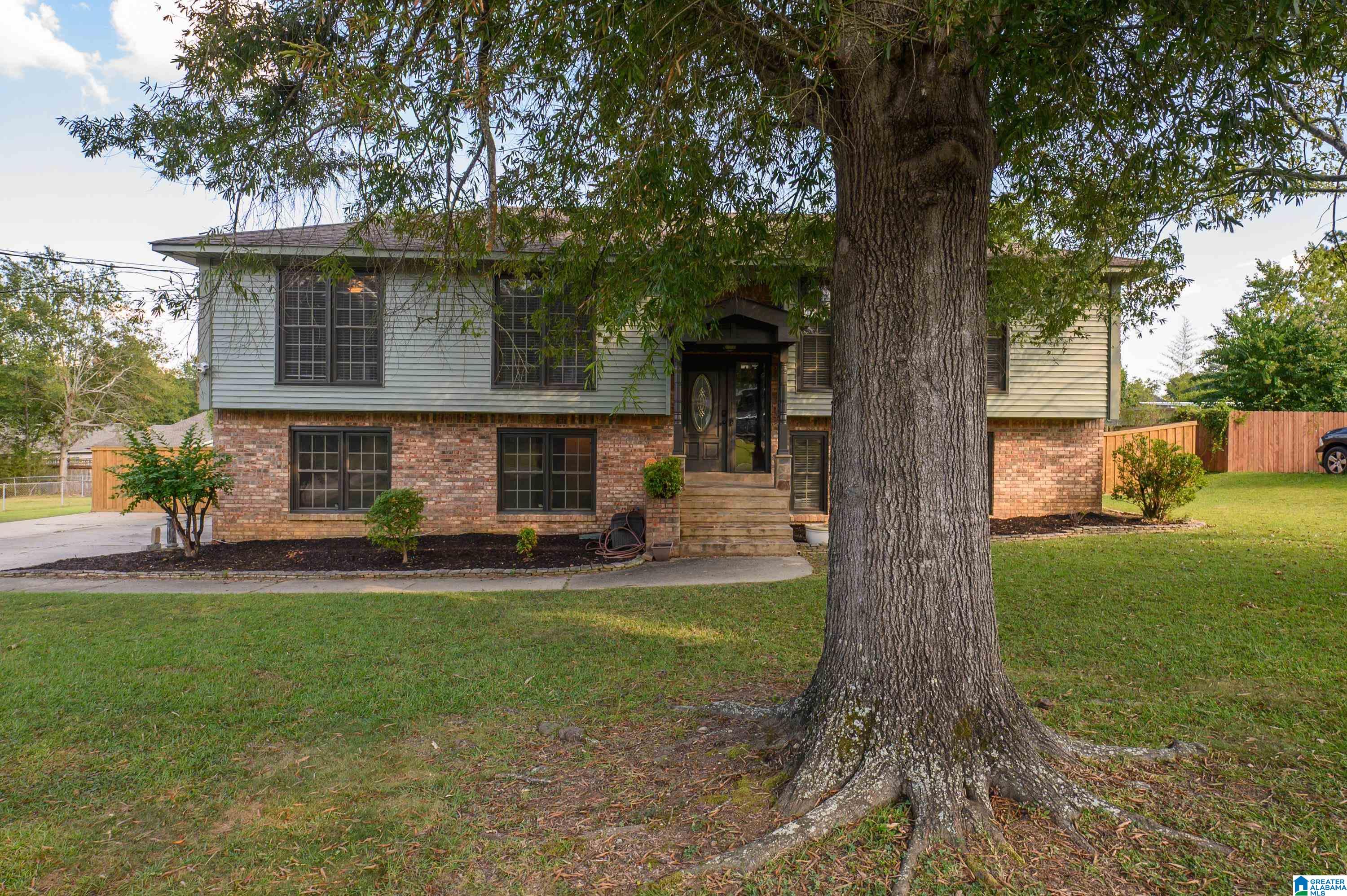 Photo 2 of Single family home for sale at 605 Valleyview Dr, Indian Springs, AL 35124 | MLS# 21465464 | Listing updated on 2026-09-19