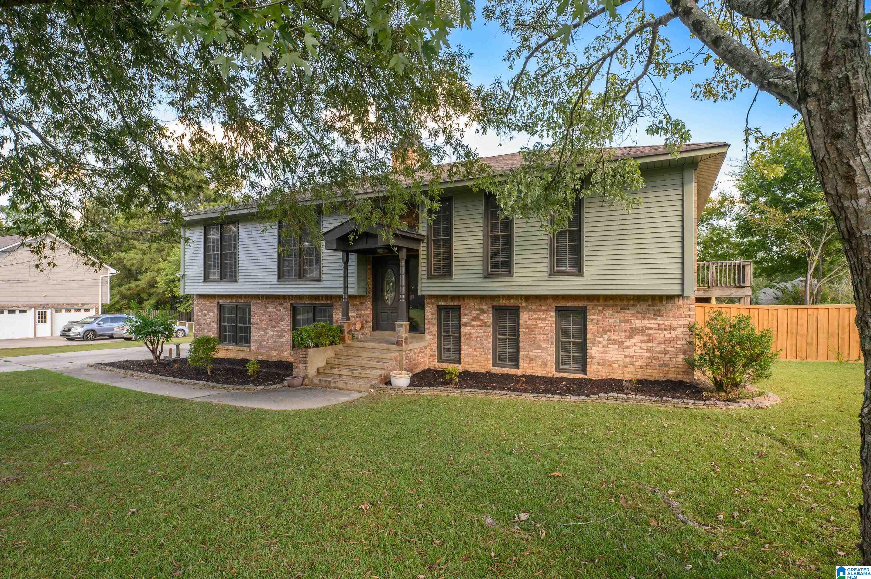 Photo 3 of Single family home for sale at 605 Valleyview Dr, Indian Springs, AL 35124 | MLS# 21465464 | Listing updated on 2026-09-19